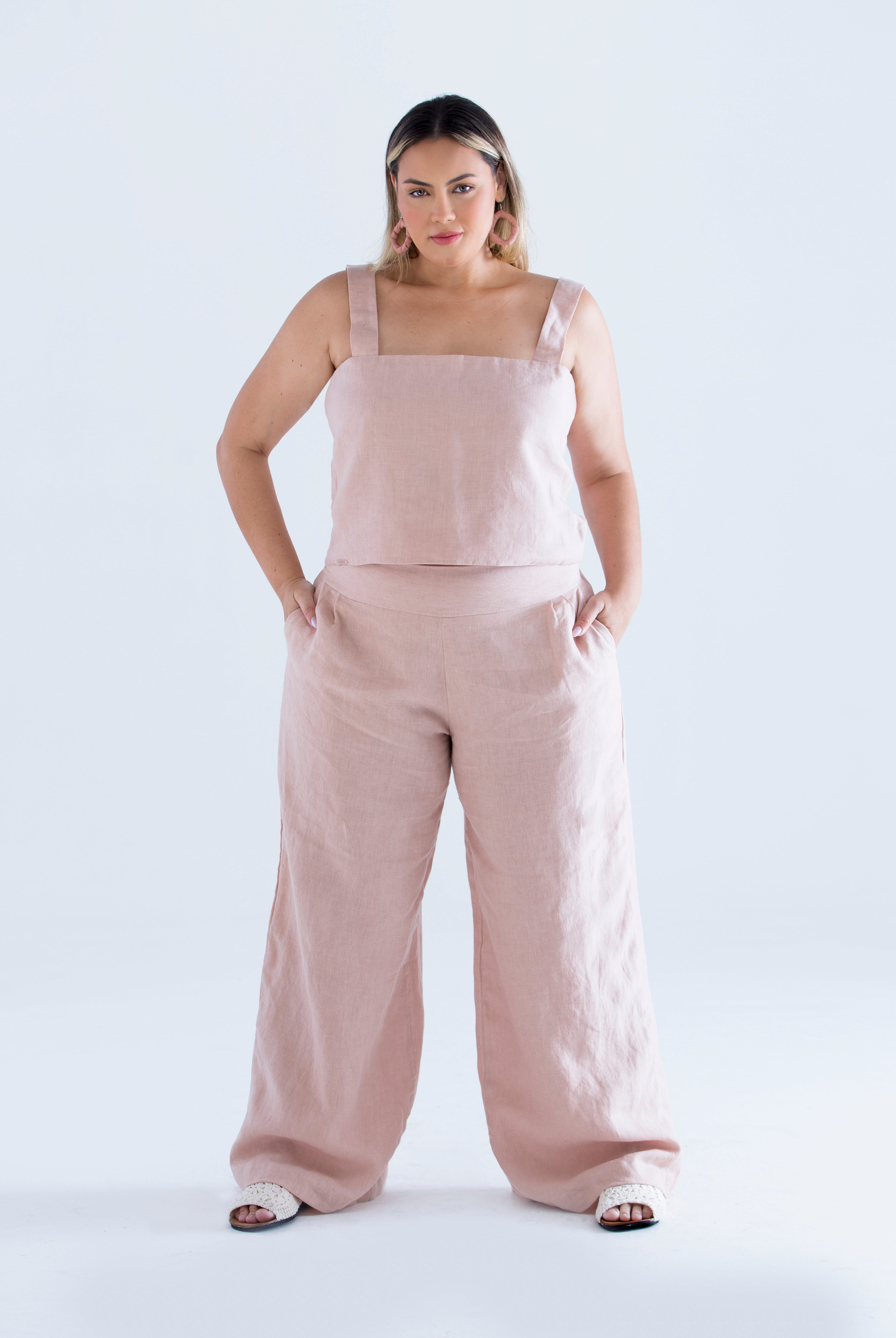 calca-pantalona-alfaitaria-e-blusa-feminina-sustentavel-e-atemporal-em-linho-rosa
