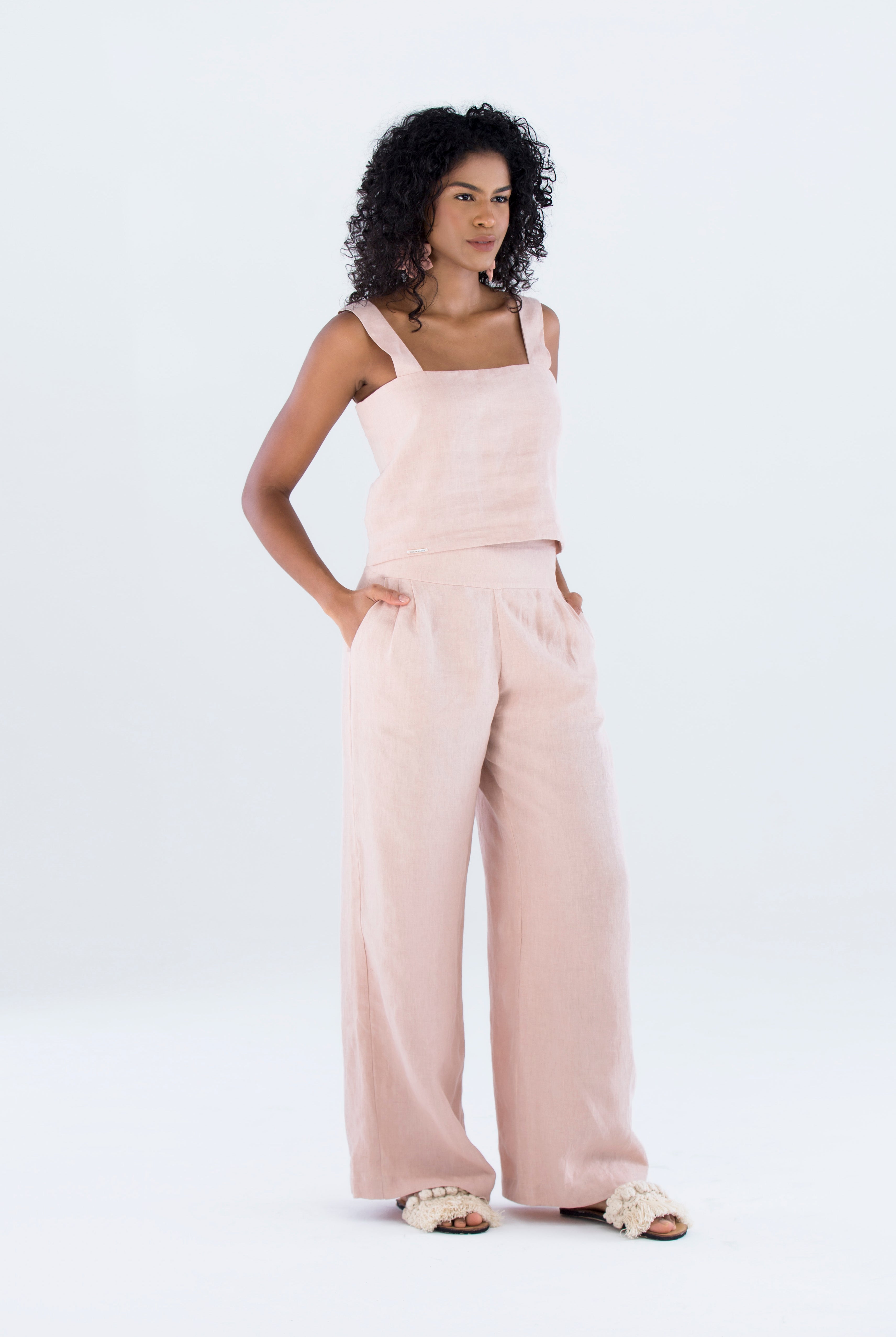 calca-pantalona-alfaitaria-e-blusa-feminina-sustentavel-e-atemporal-em-linho-rosa