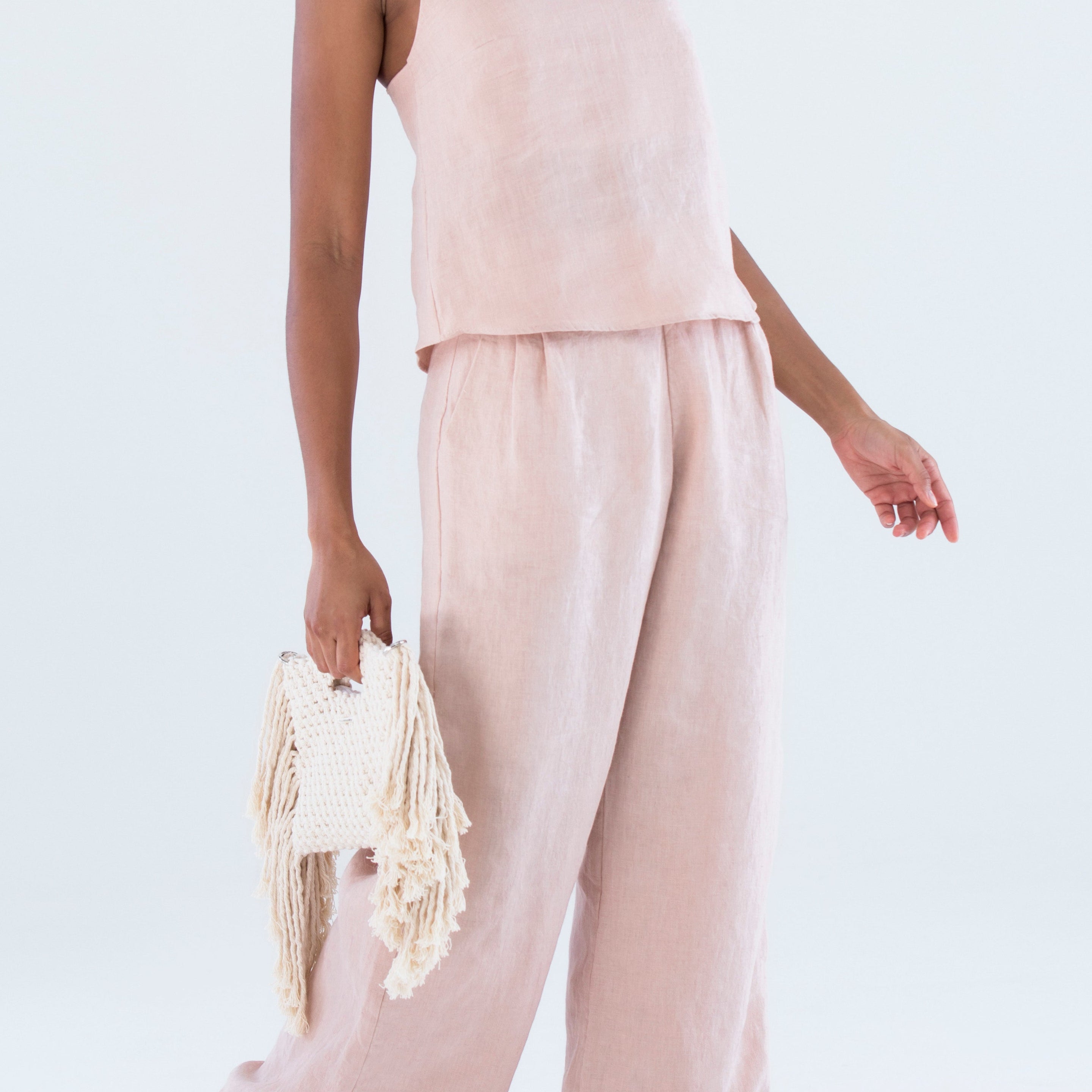 blusa-de-alcas-finas-decote-v-e-calca-em-linho-atemporal-rosa