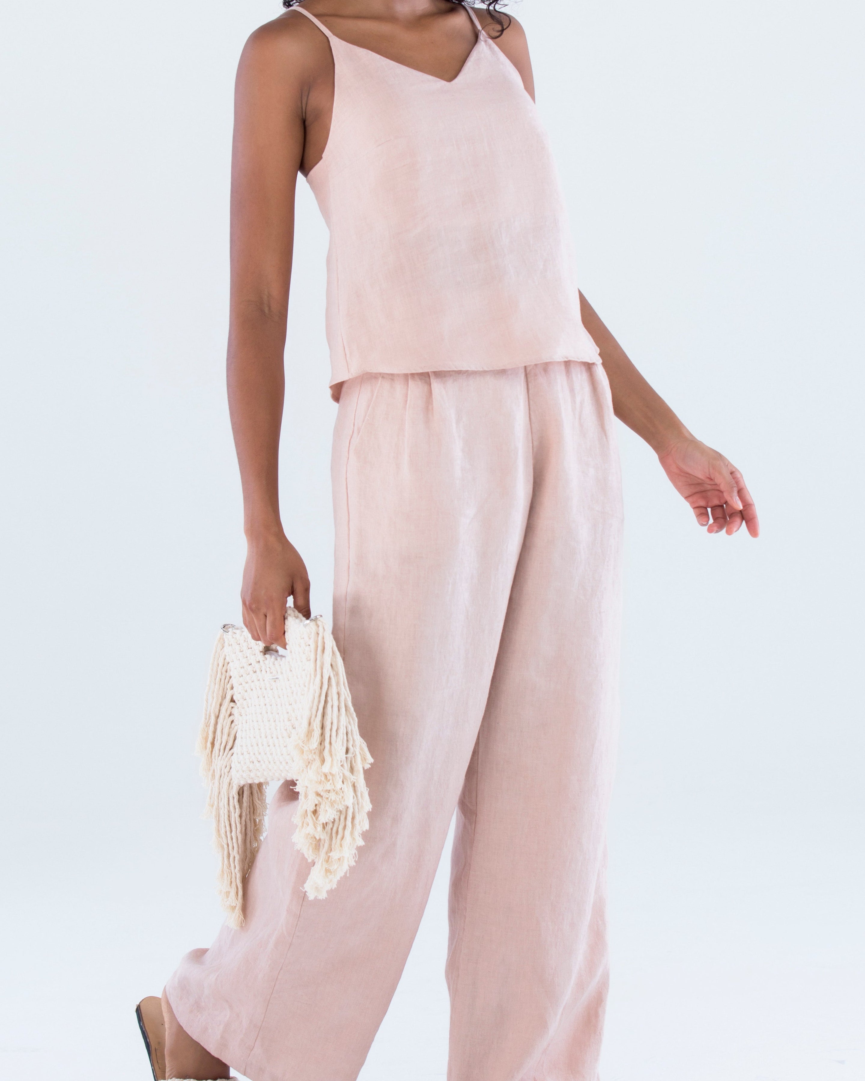 blusa-de-alcas-finas-decote-v-e-calca-em-linho-atemporal-rosa