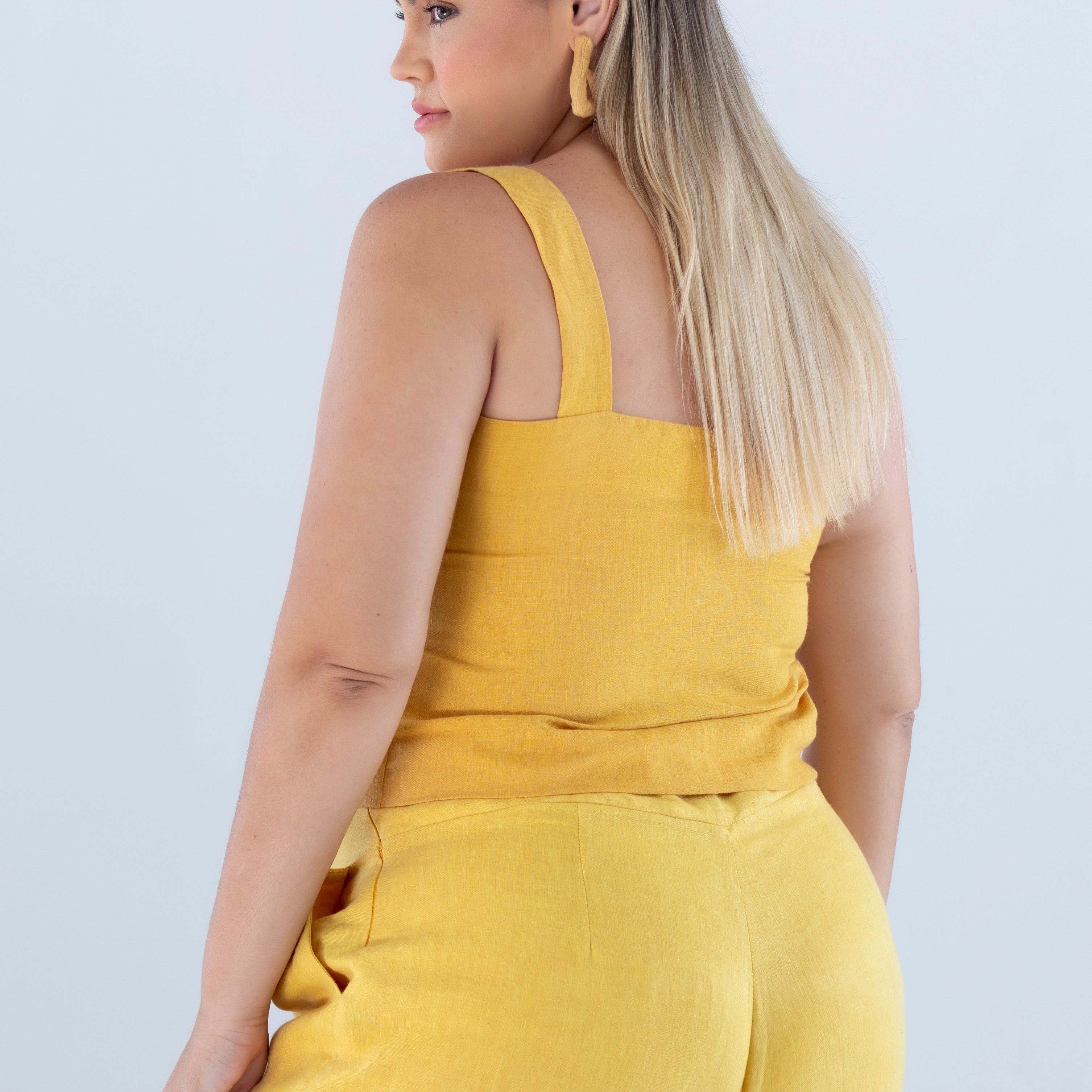 blusa-decote-quadrado-e-calca-feminina-em-linho-sustentavel-atemporal-amarela