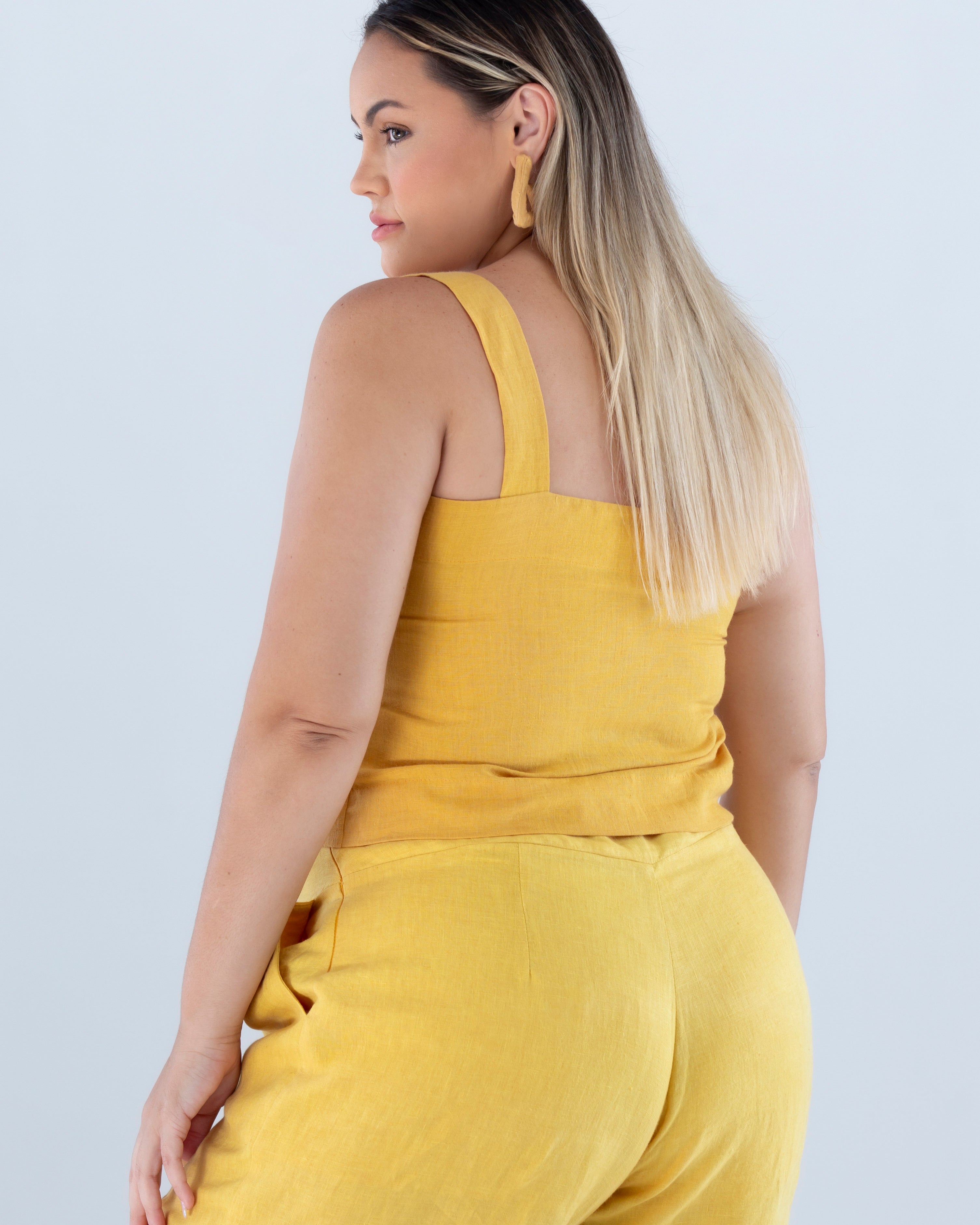 blusa-decote-quadrado-e-calca-feminina-em-linho-sustentavel-atemporal-amarela