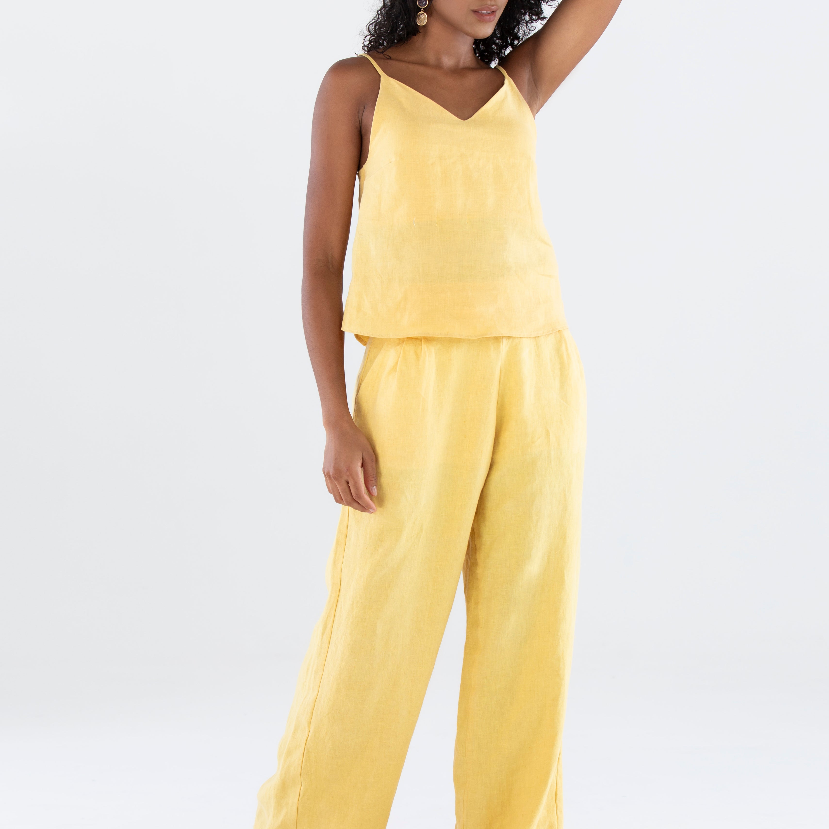 blusa-de-alcas-finas-decote-v-e-calca-em-linho-atemporal-amarela