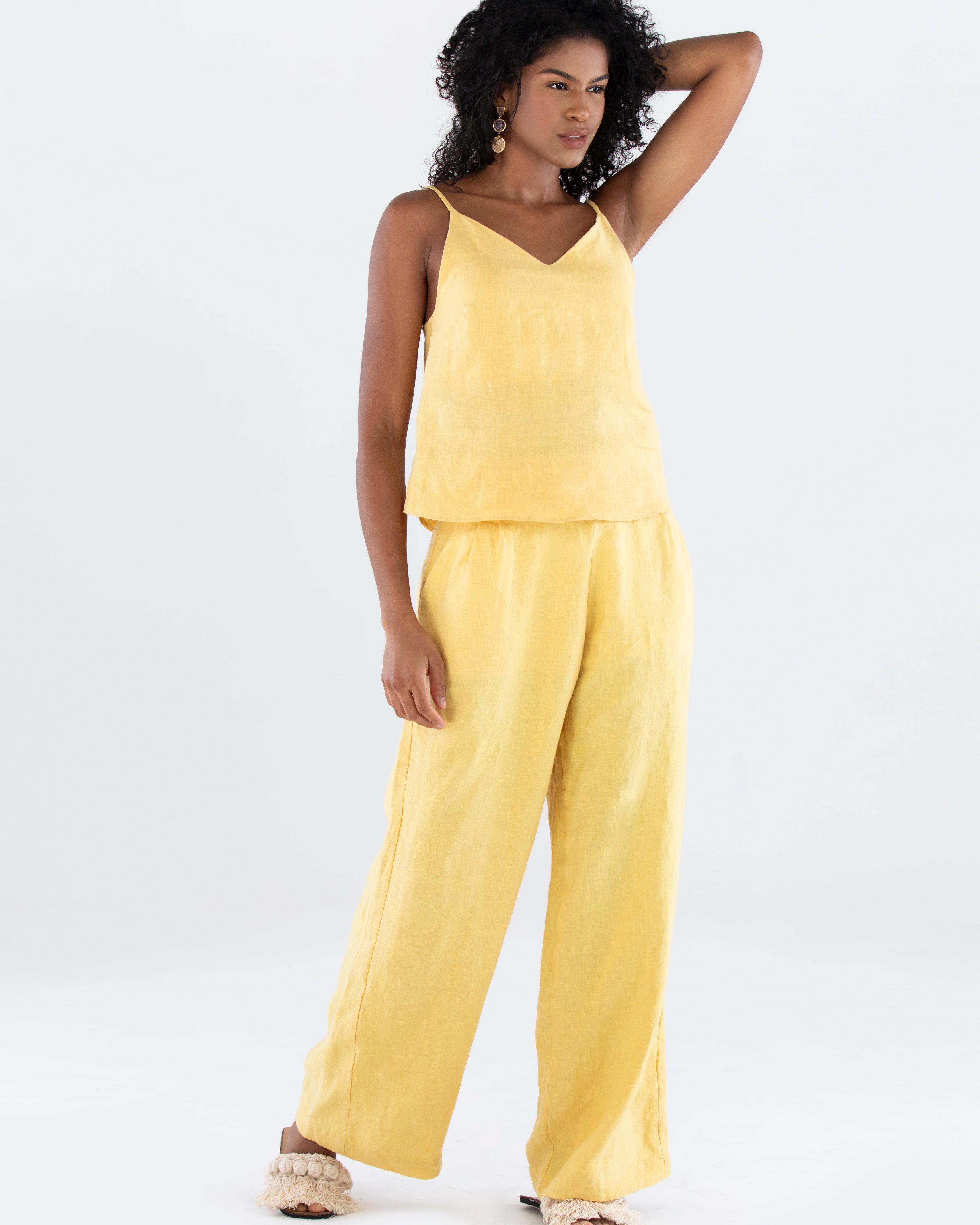 blusa-de-alcas-finas-decote-v-e-calca-em-linho-atemporal-amarela