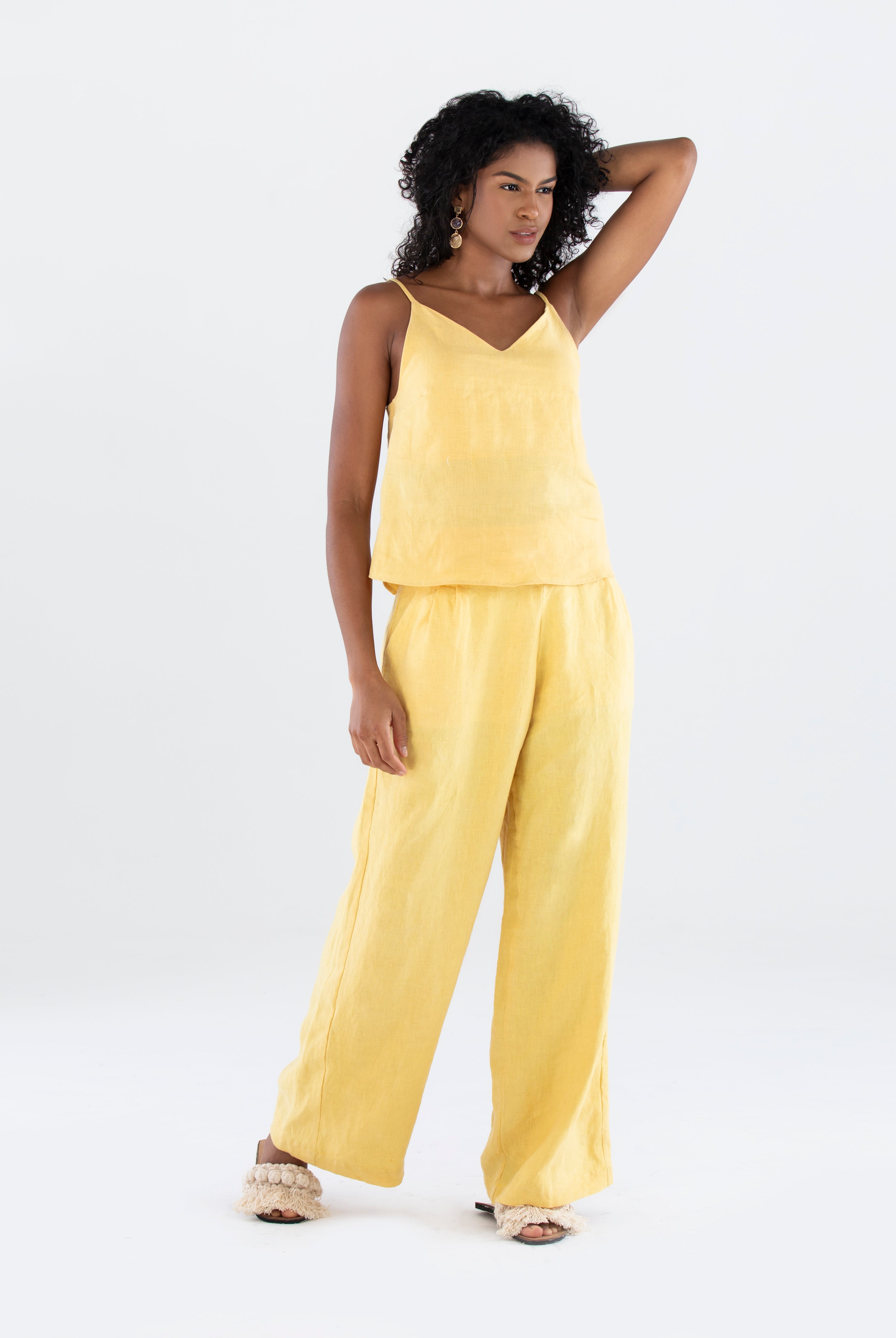 blusa-de-alcas-finas-decote-v-e-calca-em-linho-atemporal-amarela