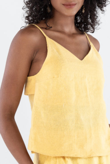 blusa-de-alcas-finas-decote-v-e-calca-em-linho-atemporal-amarela