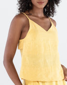 blusa-de-alcas-finas-decote-v-e-calca-em-linho-atemporal-amarela