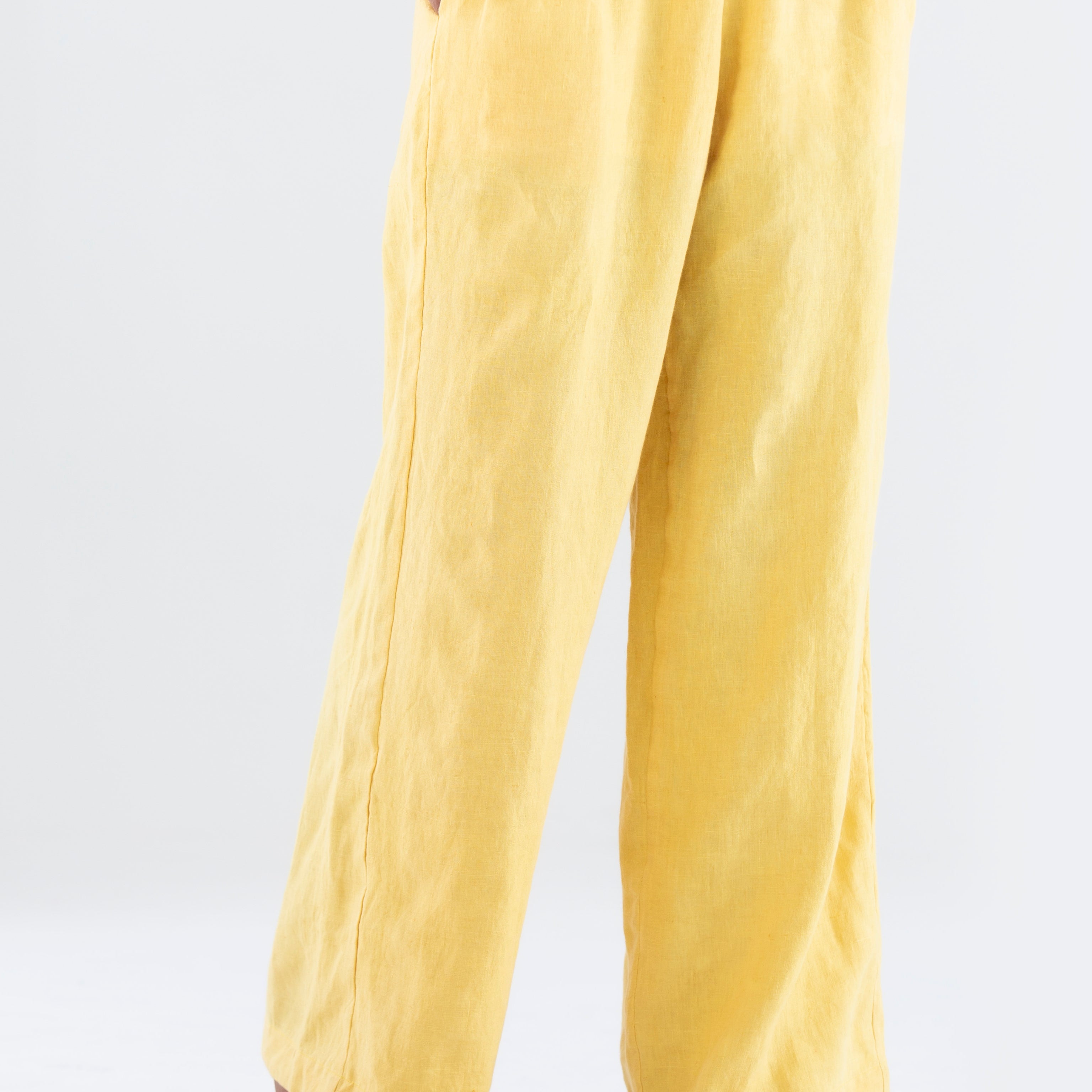calca-pantalona-alfaitaria-feminina-sustentavel-e-atemporal-em-linho-amarela