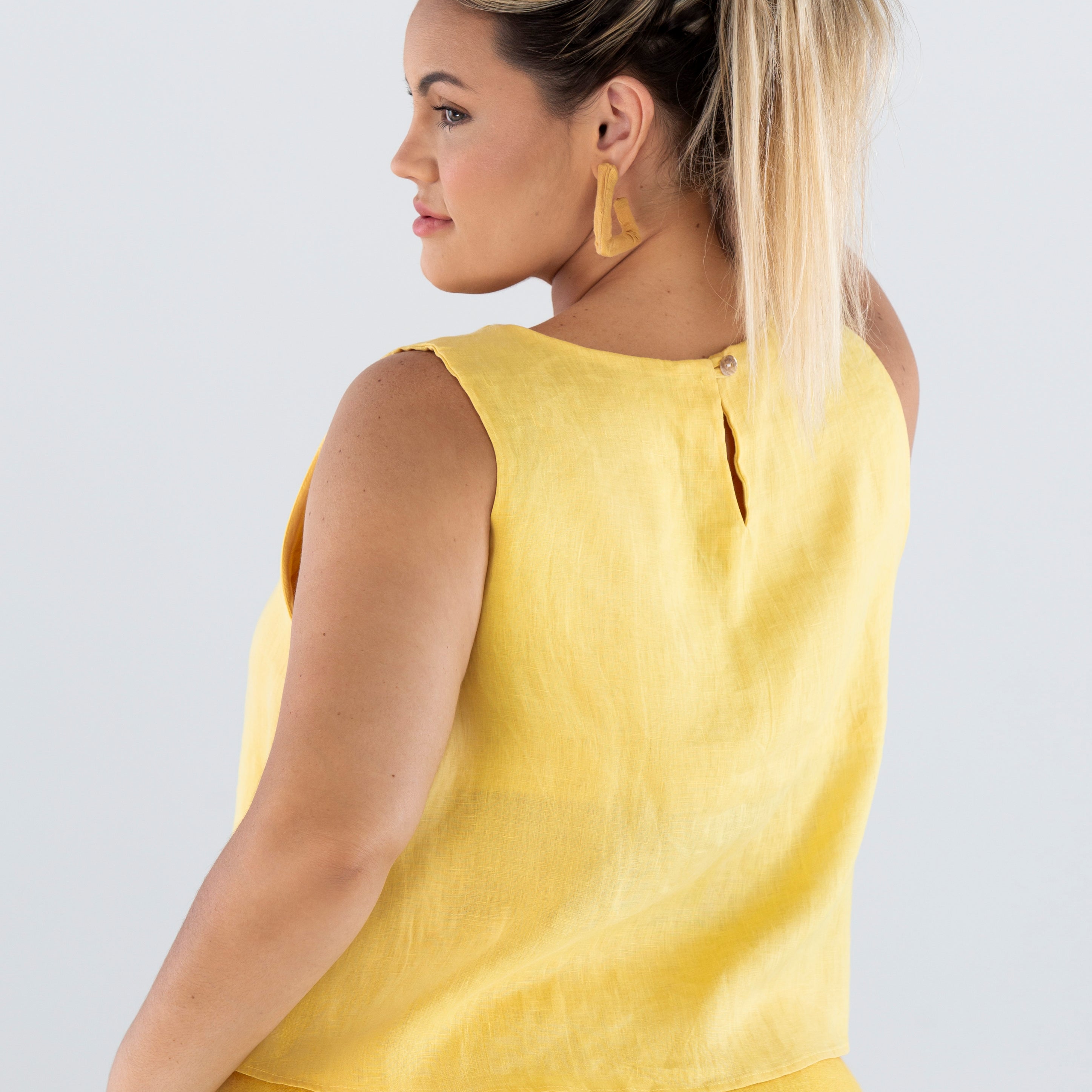 Blusa-Bata-em-Linho-sustentavel-atemporal-amarela