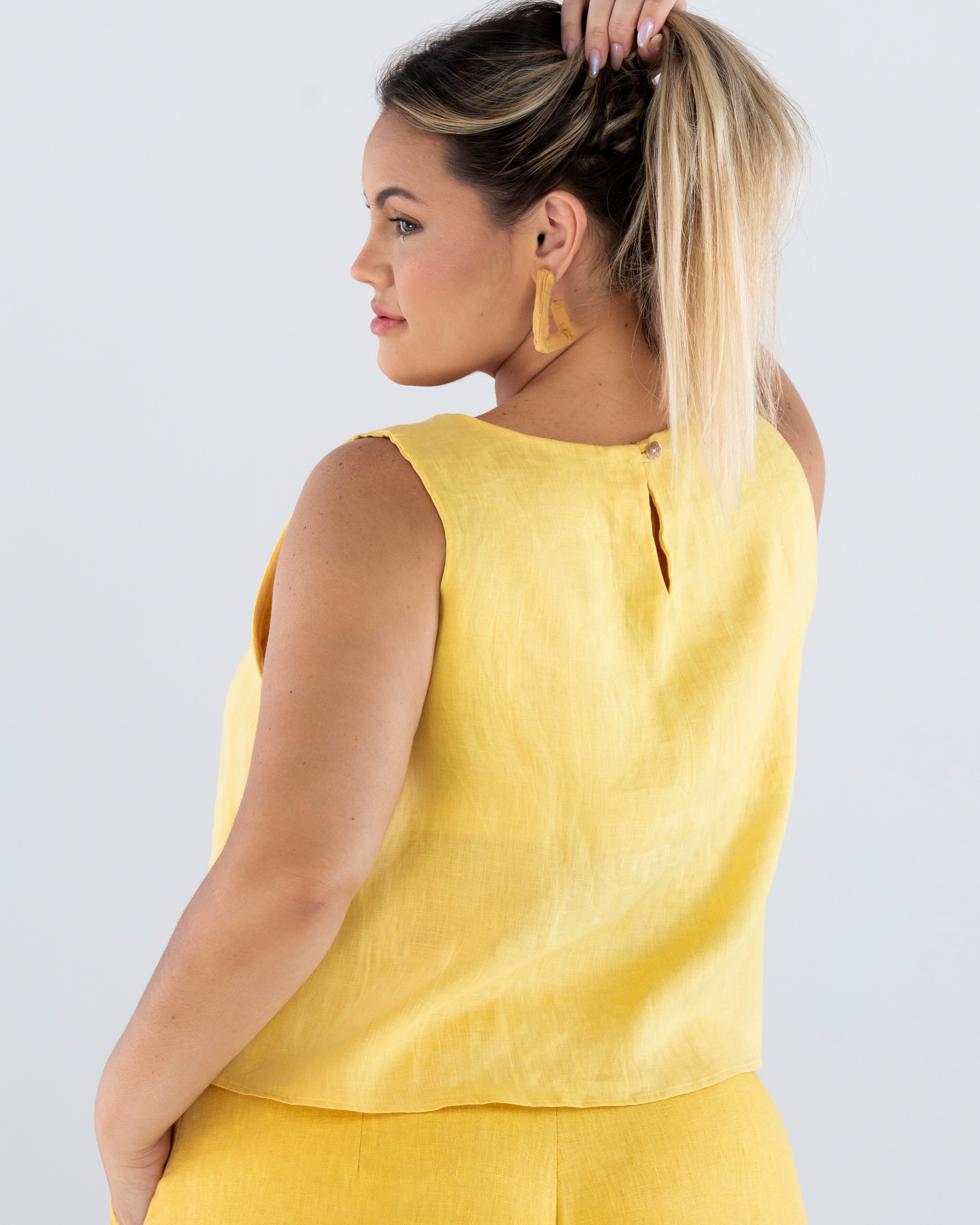 Blusa-Bata-em-Linho-sustentavel-atemporal-amarela