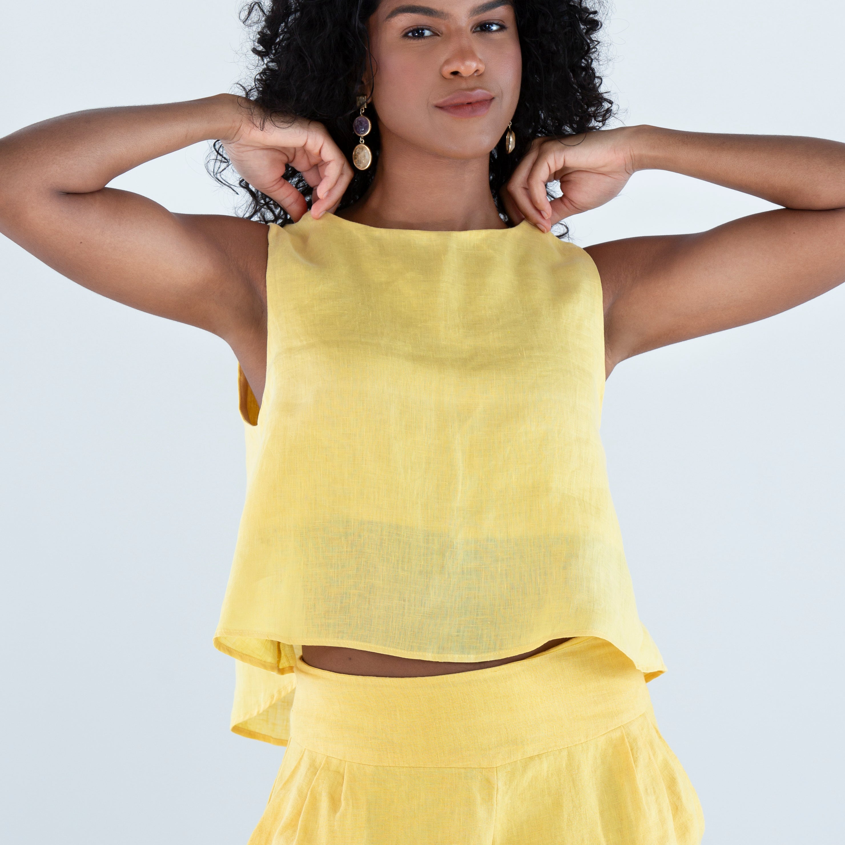 Blusa-Bata-e-calca-em-Linho-sustentavel-atemporal-amarela