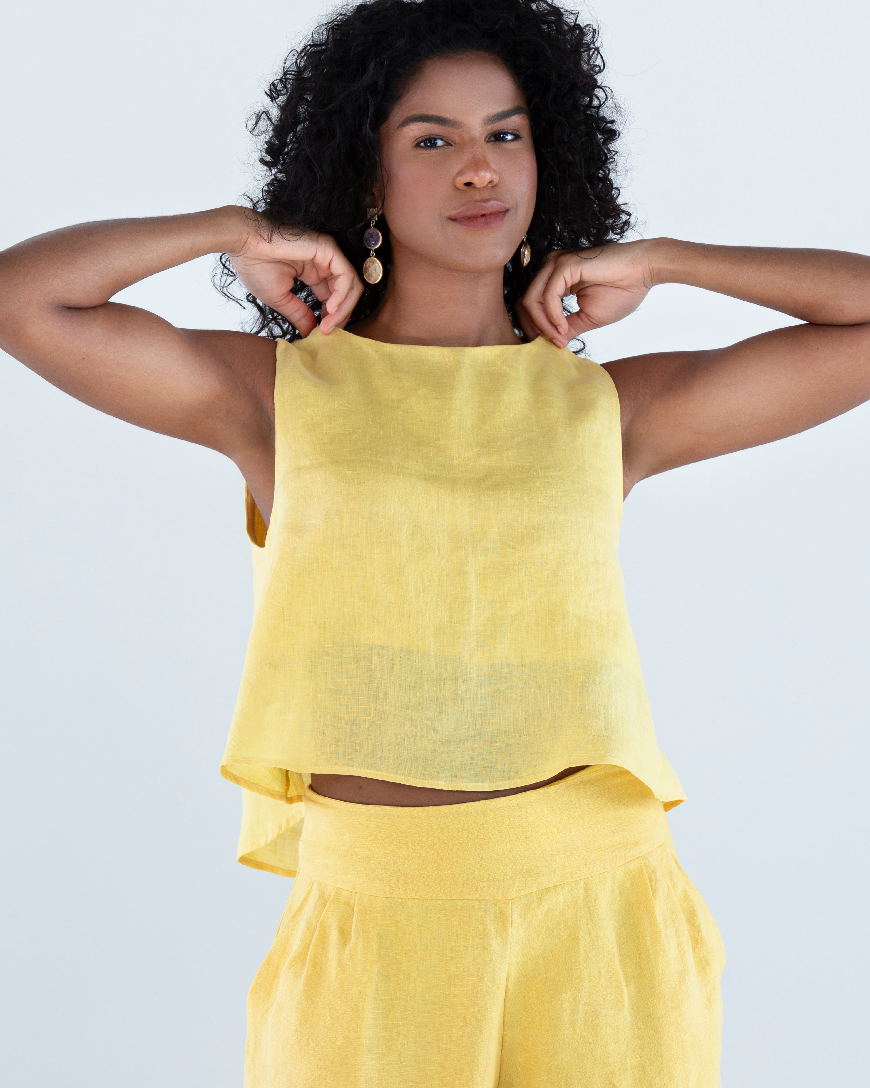 Blusa-Bata-e-calca-em-Linho-sustentavel-atemporal-amarela