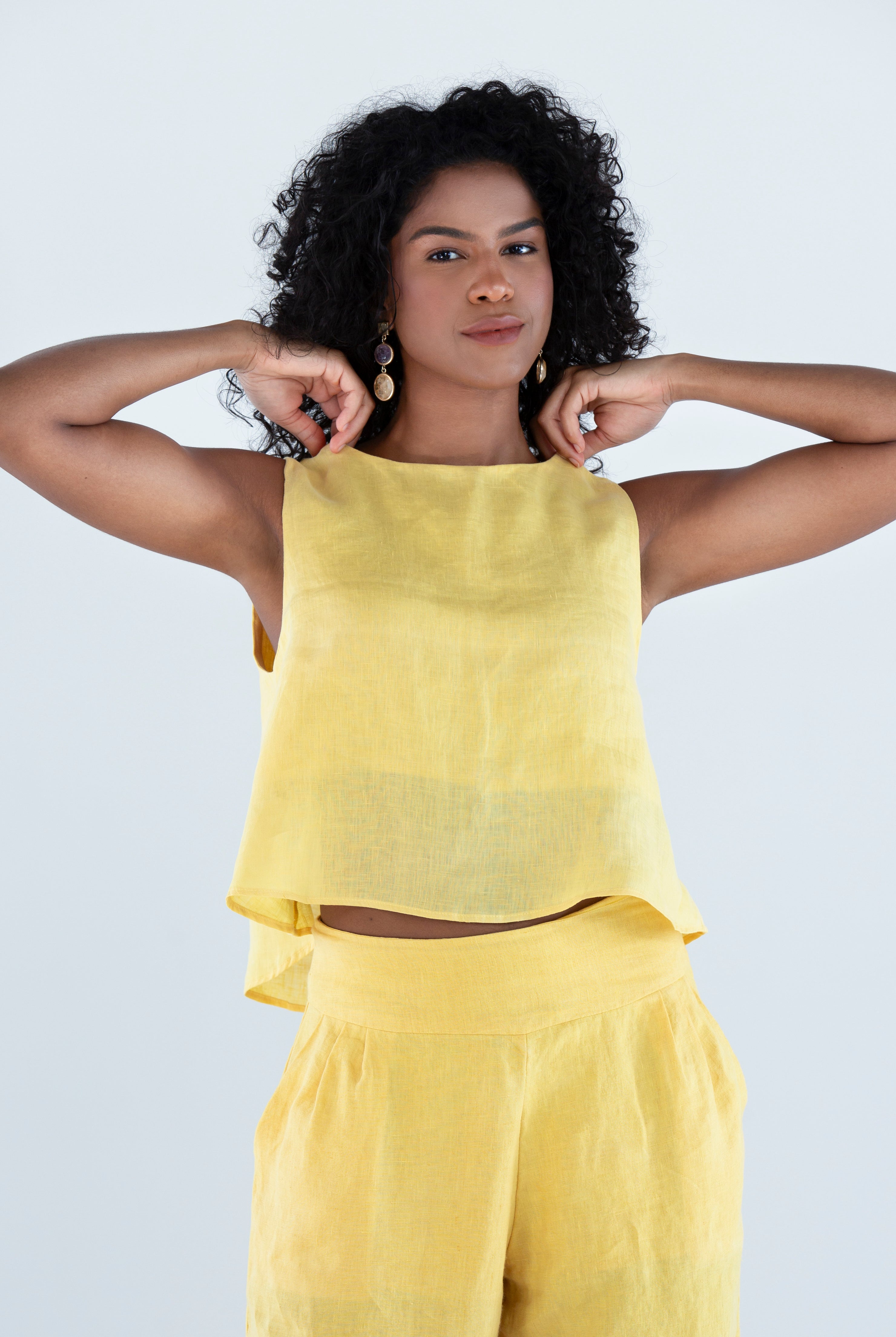 Blusa-Bata-e-calca-em-Linho-sustentavel-atemporal-amarela