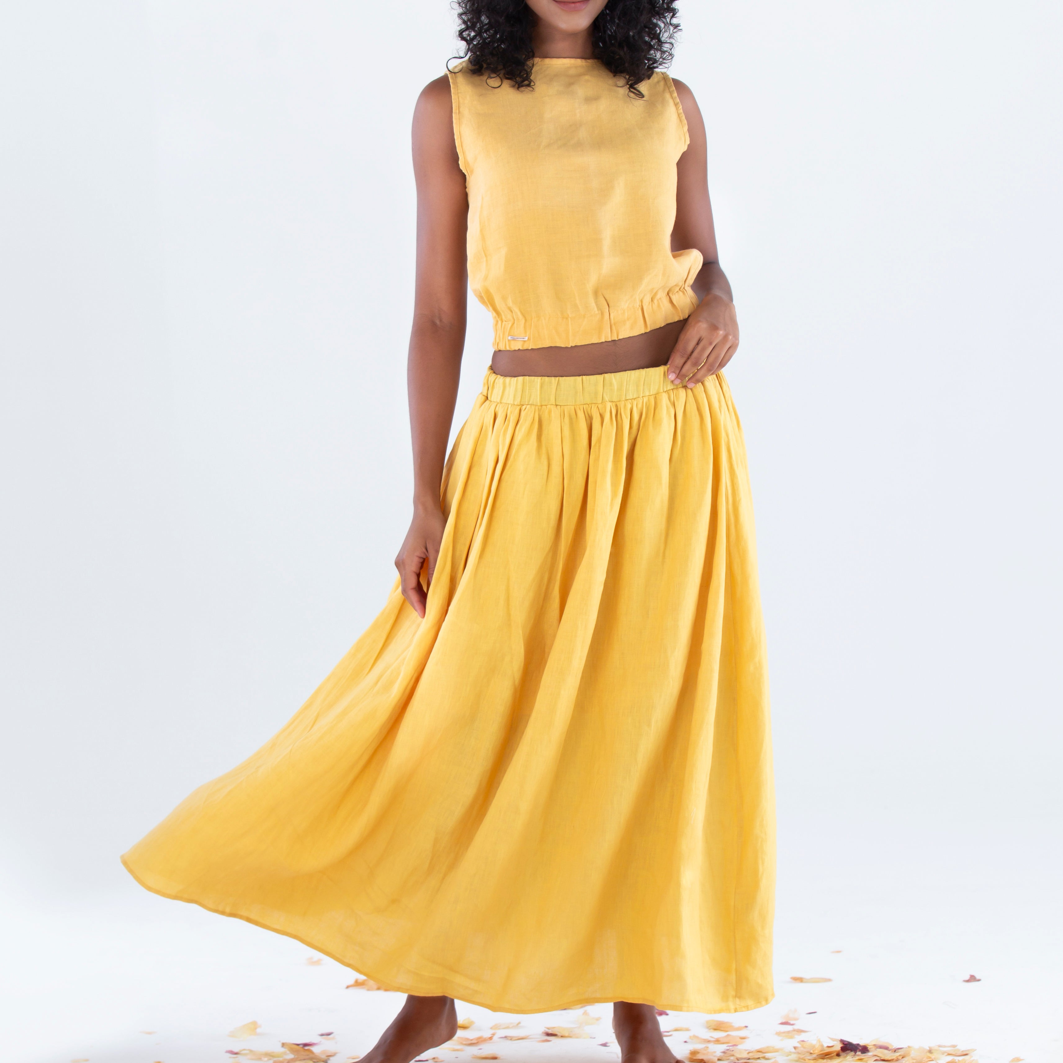Blusa-cropped-com-elastico-na-cintura-e-saia-em-Linho-sustentavel-atemporal-amarela