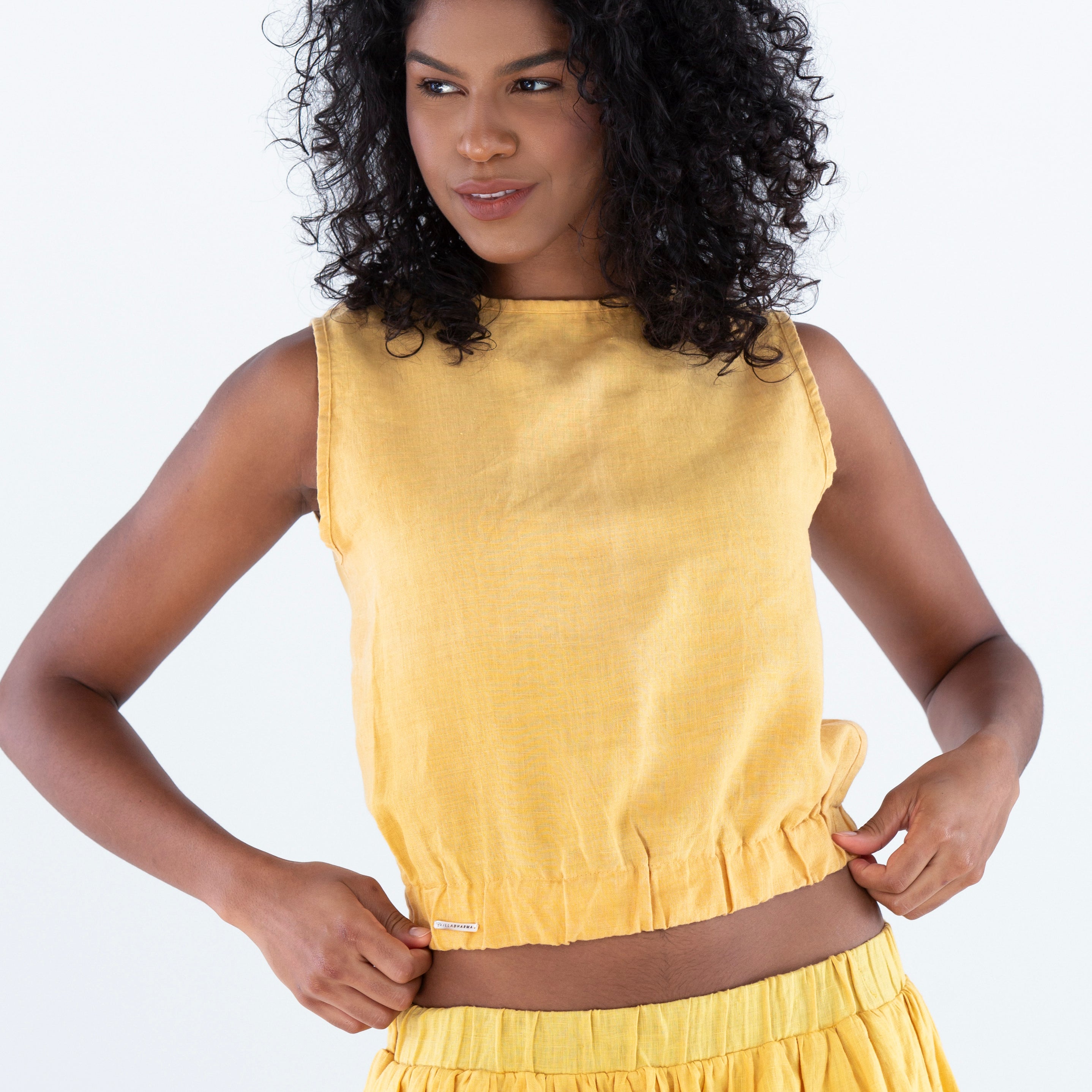 Blusa-cropped-com-elastico-na-cintura-em-Linho-sustentavel-atemporal-amarela