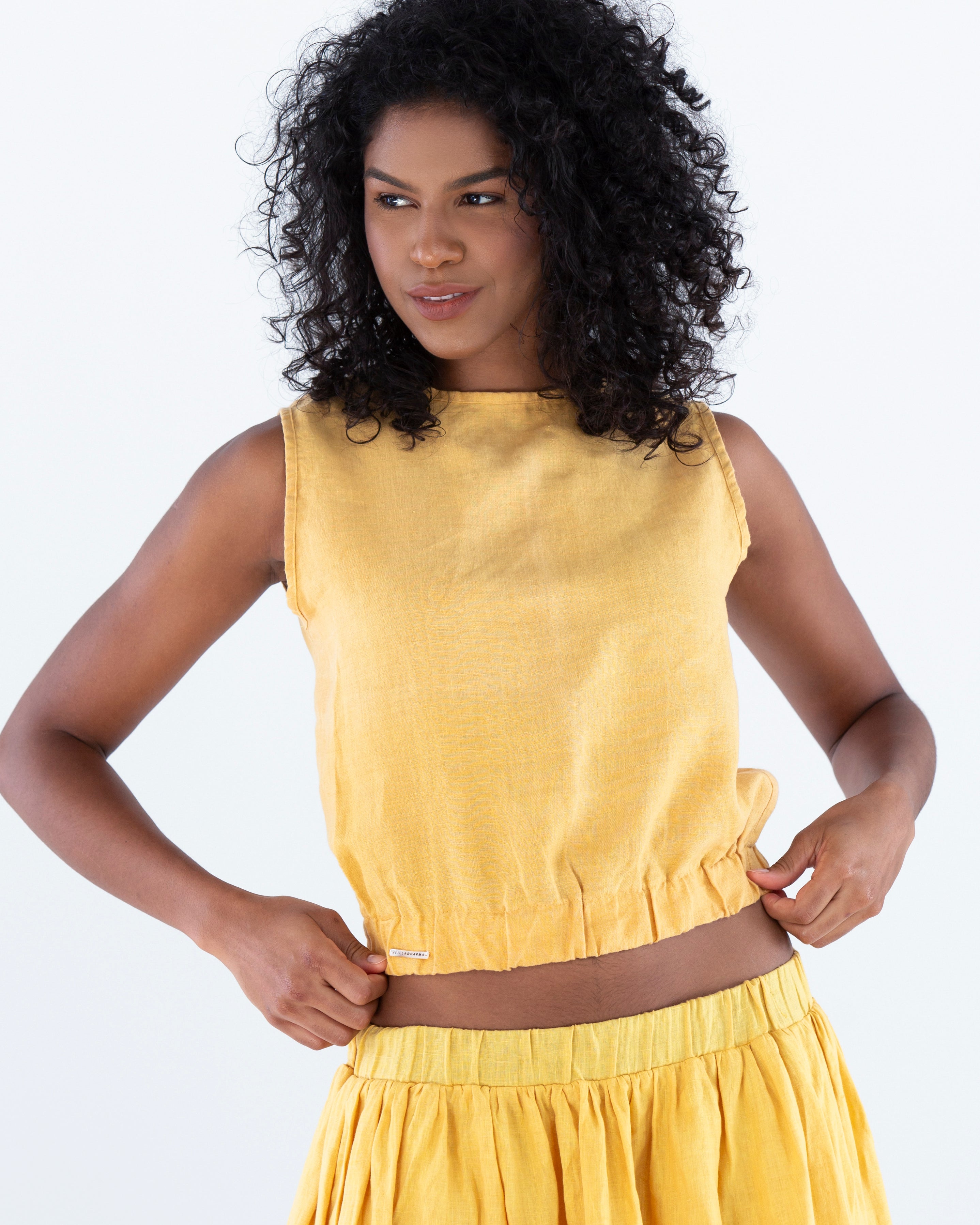 Blusa-cropped-com-elastico-na-cintura-em-Linho-sustentavel-atemporal-amarela