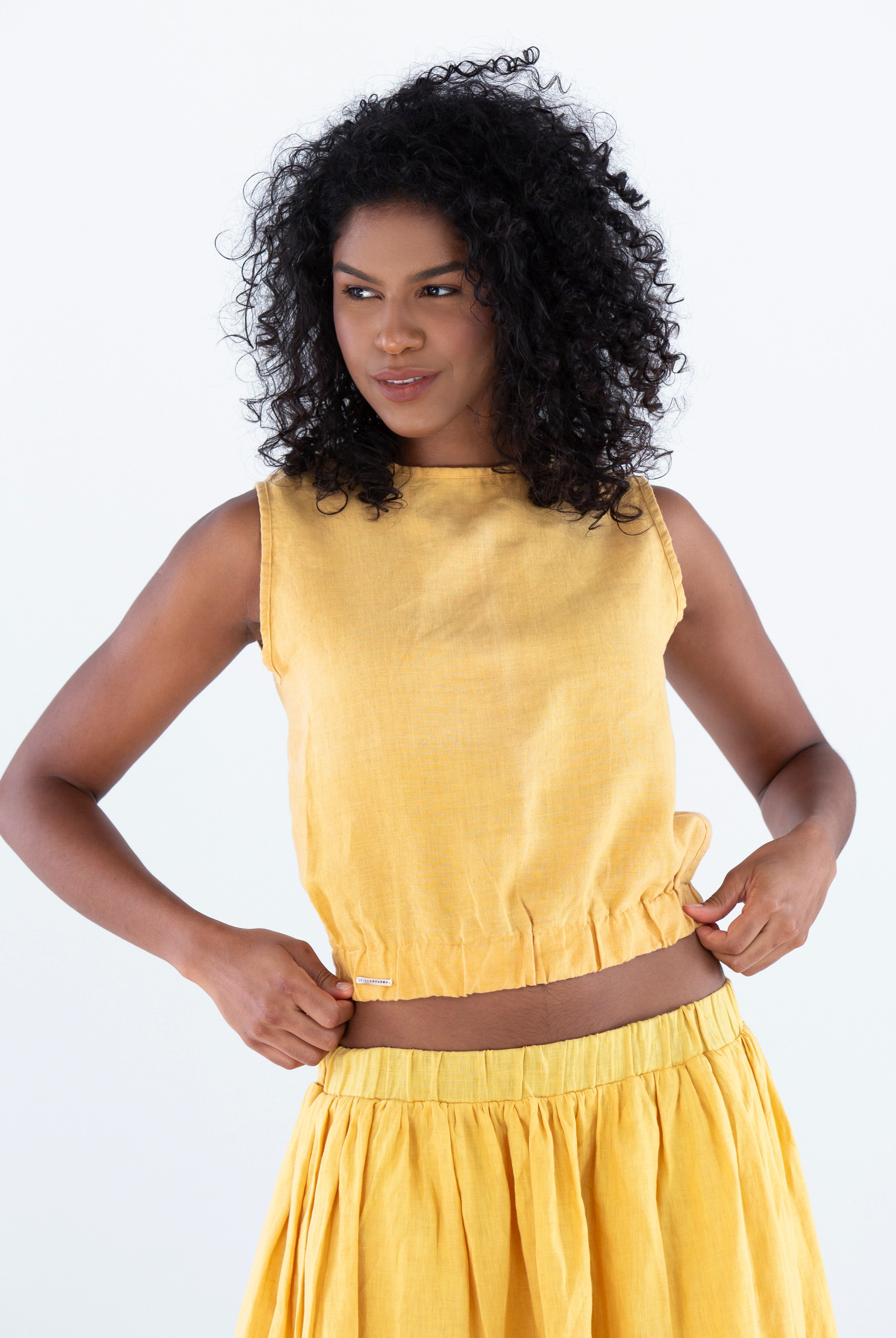 Blusa-cropped-com-elastico-na-cintura-em-Linho-sustentavel-atemporal-amarela