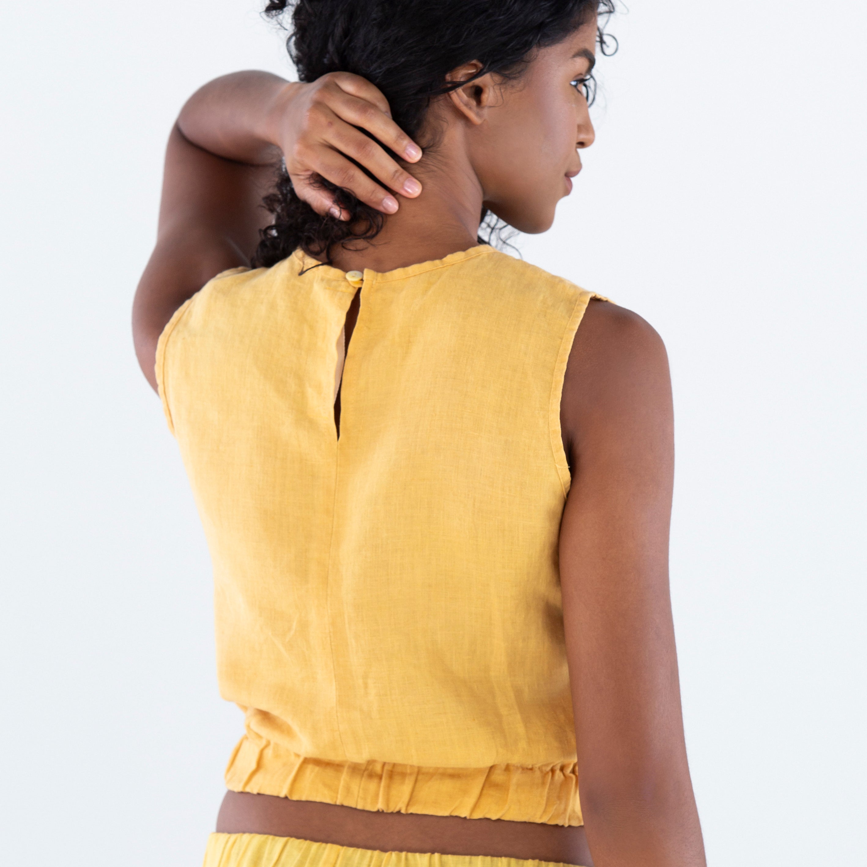 Blusa-cropped-com-elastico-na-cintura-em-Linho-sustentavel-atemporal-amarela