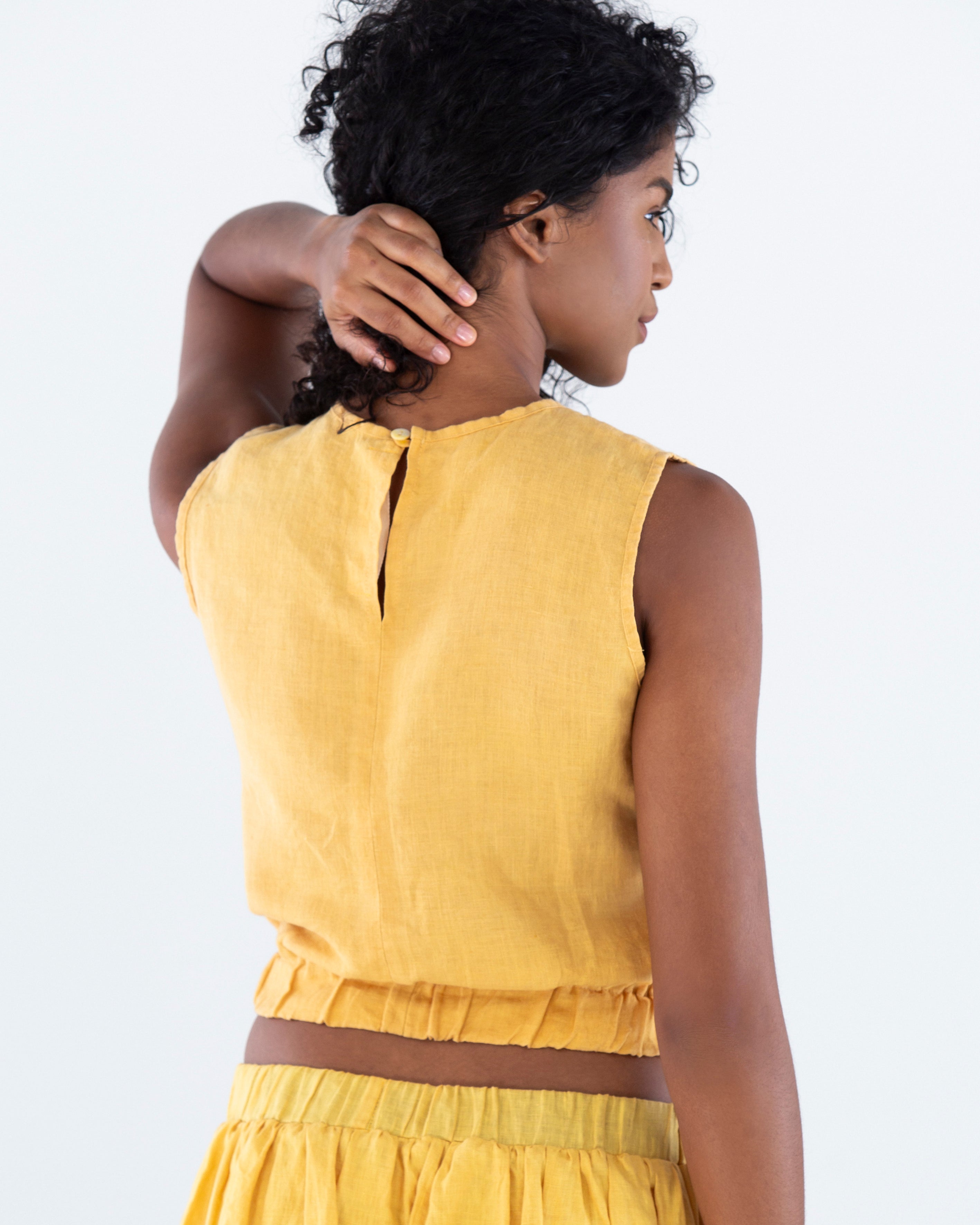 Blusa-cropped-com-elastico-na-cintura-em-Linho-sustentavel-atemporal-amarela