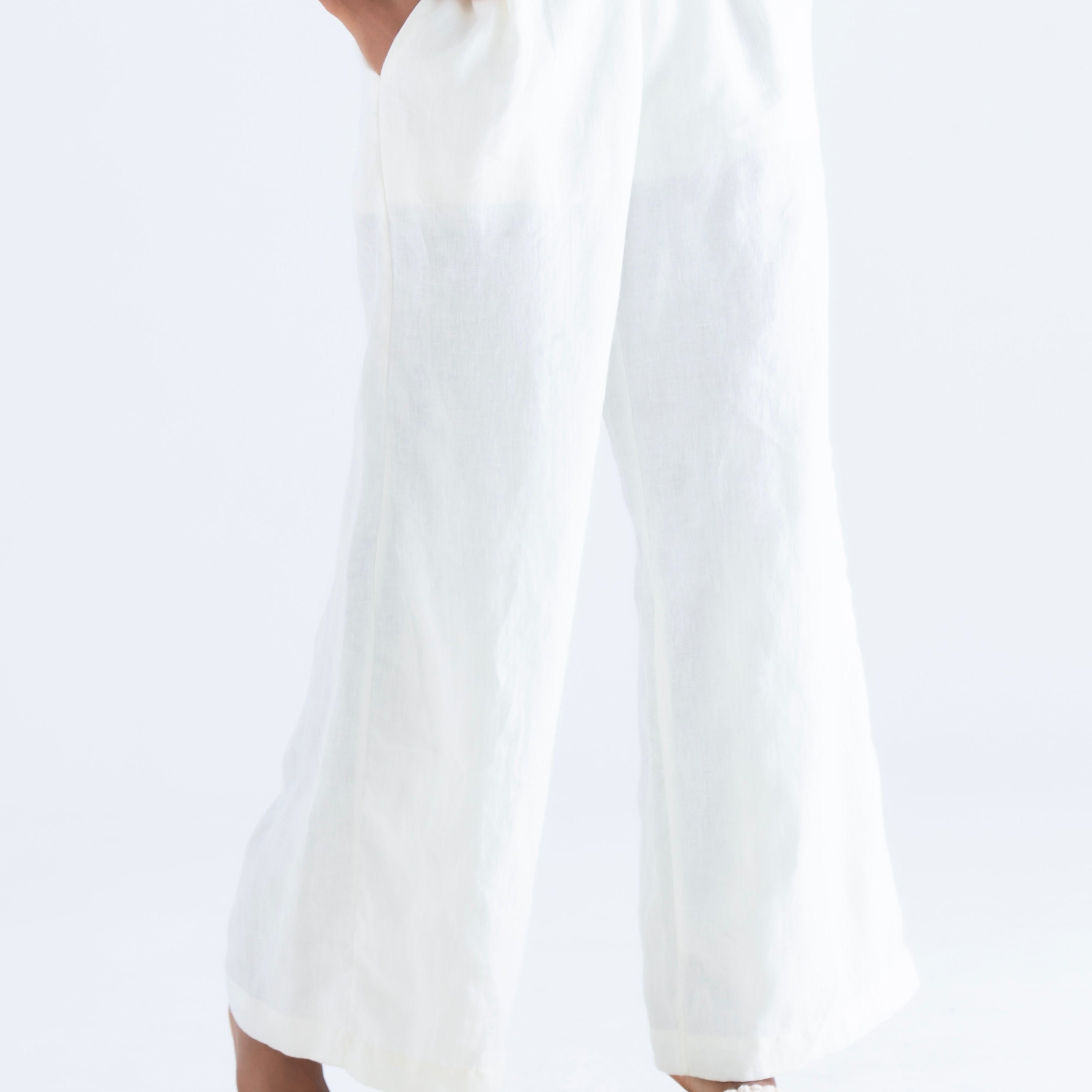 calca-pantalona-alfaitaria-feminina-sustentavel-e-atemporal-em-linho-branca-com-rasteirinha-offwhite