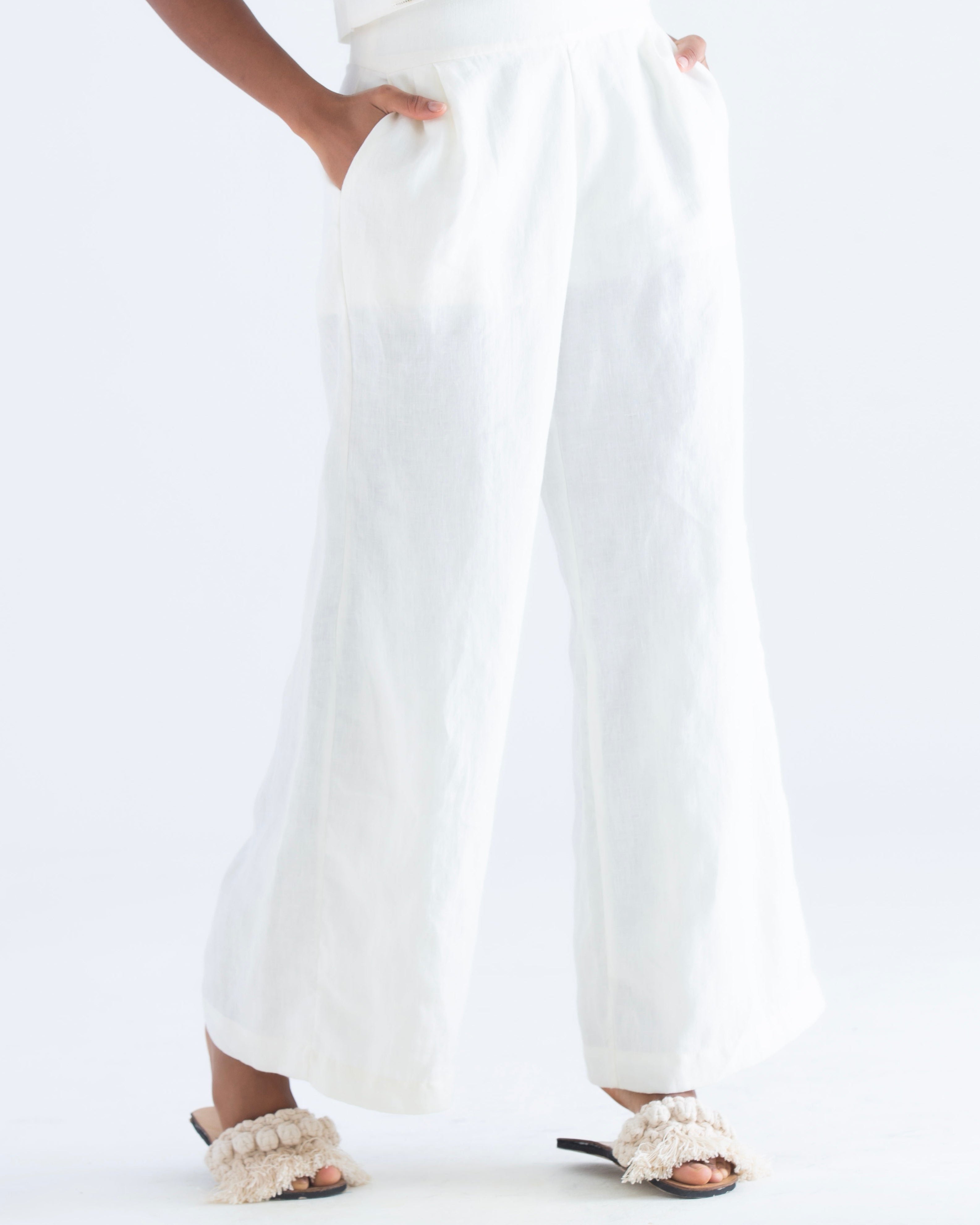 calca-pantalona-alfaitaria-feminina-sustentavel-e-atemporal-em-linho-branca-com-rasteirinha-offwhite