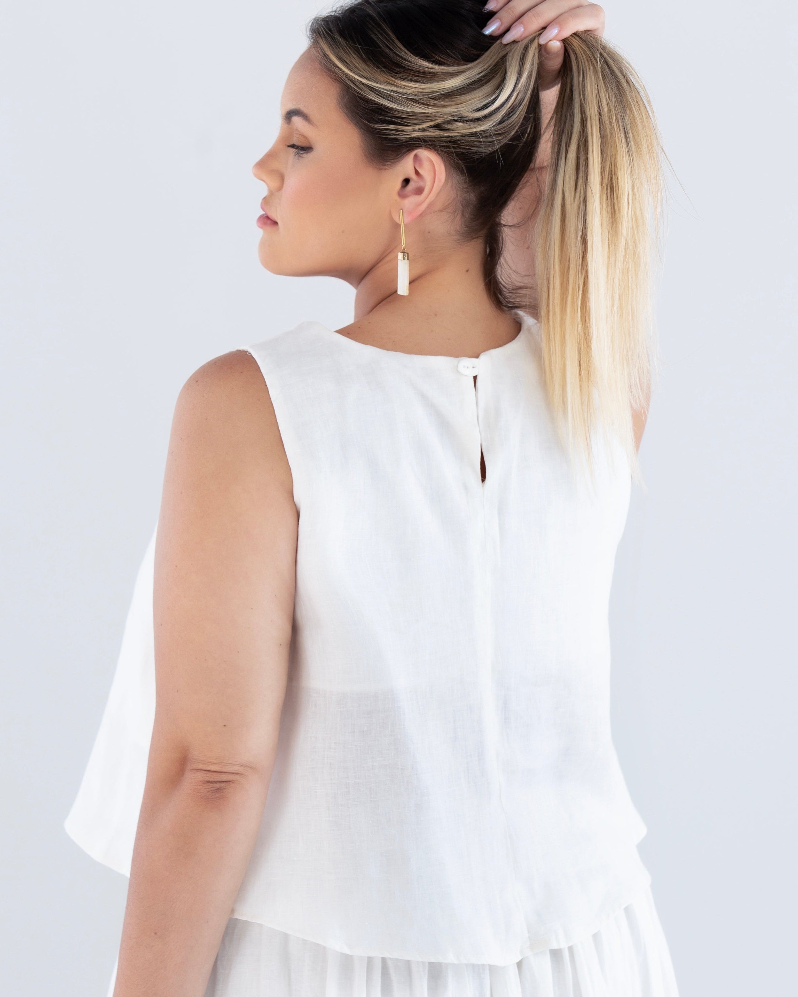 Blusa-Bata-em-Linho-sustentavel-atemporal-branca-offwhite