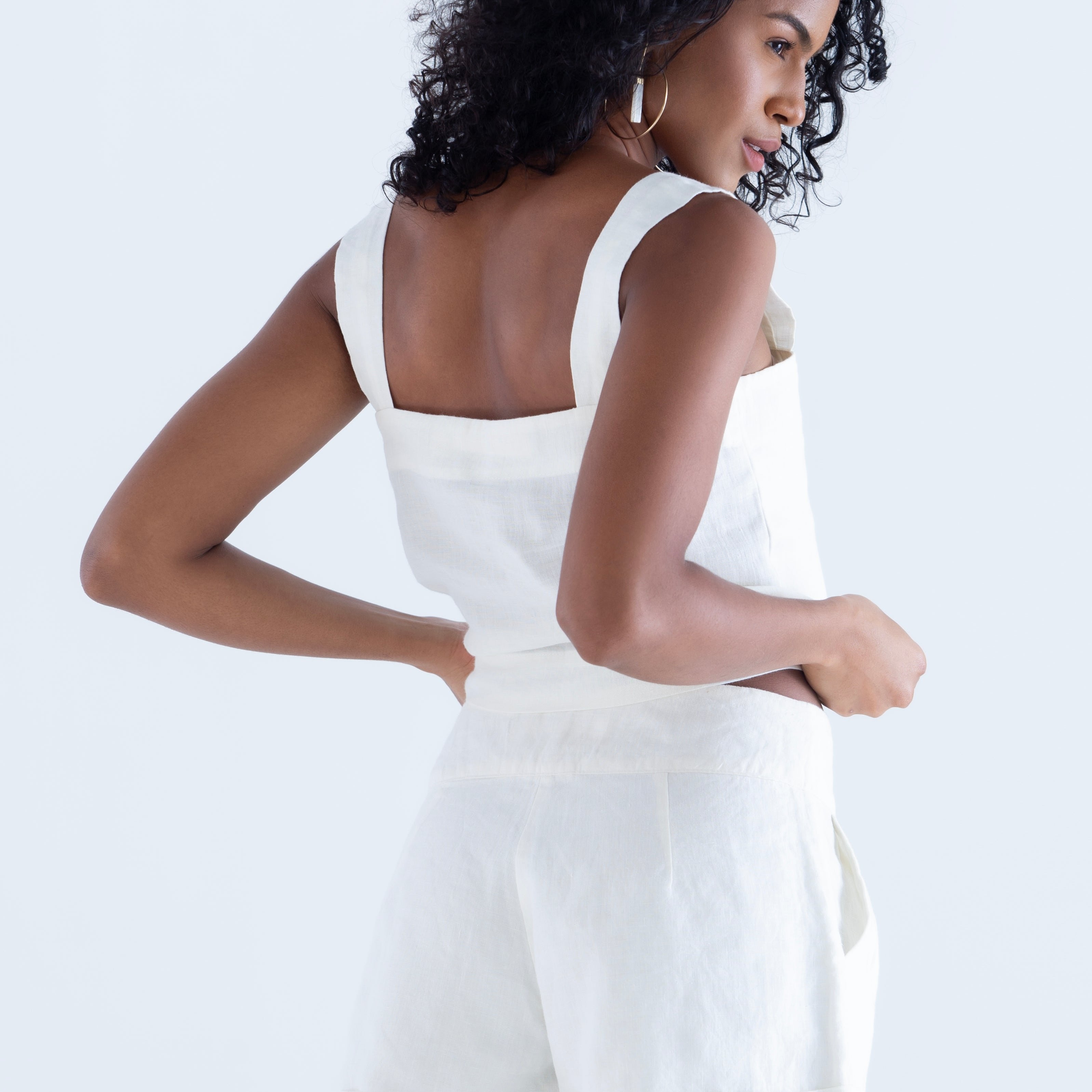 blusa-decote-quadrado-e-shorts-feminino-em-linho-sustentavel-atemporal-branco-offwhite