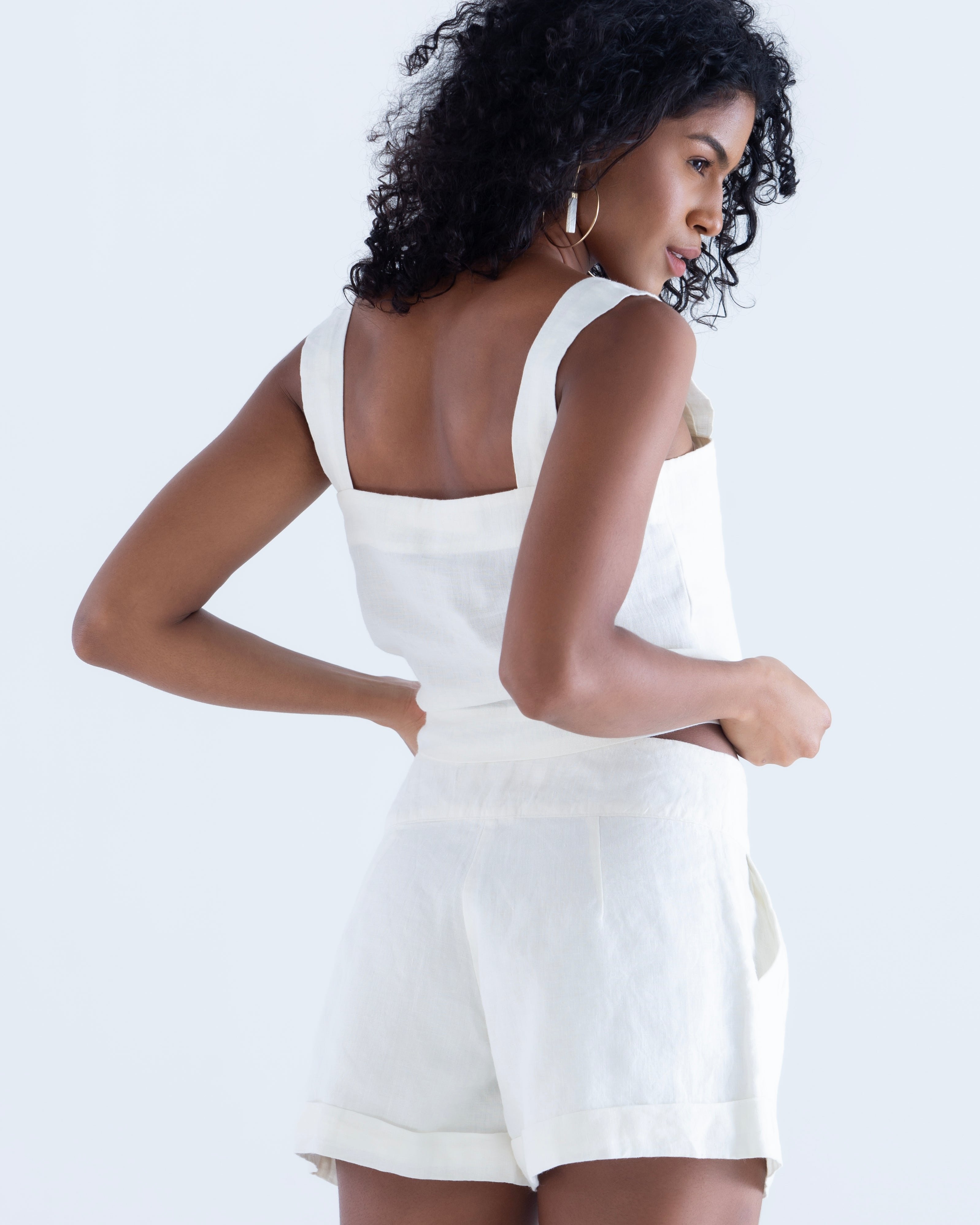 blusa-decote-quadrado-e-shorts-feminino-em-linho-sustentavel-atemporal-branco-offwhite