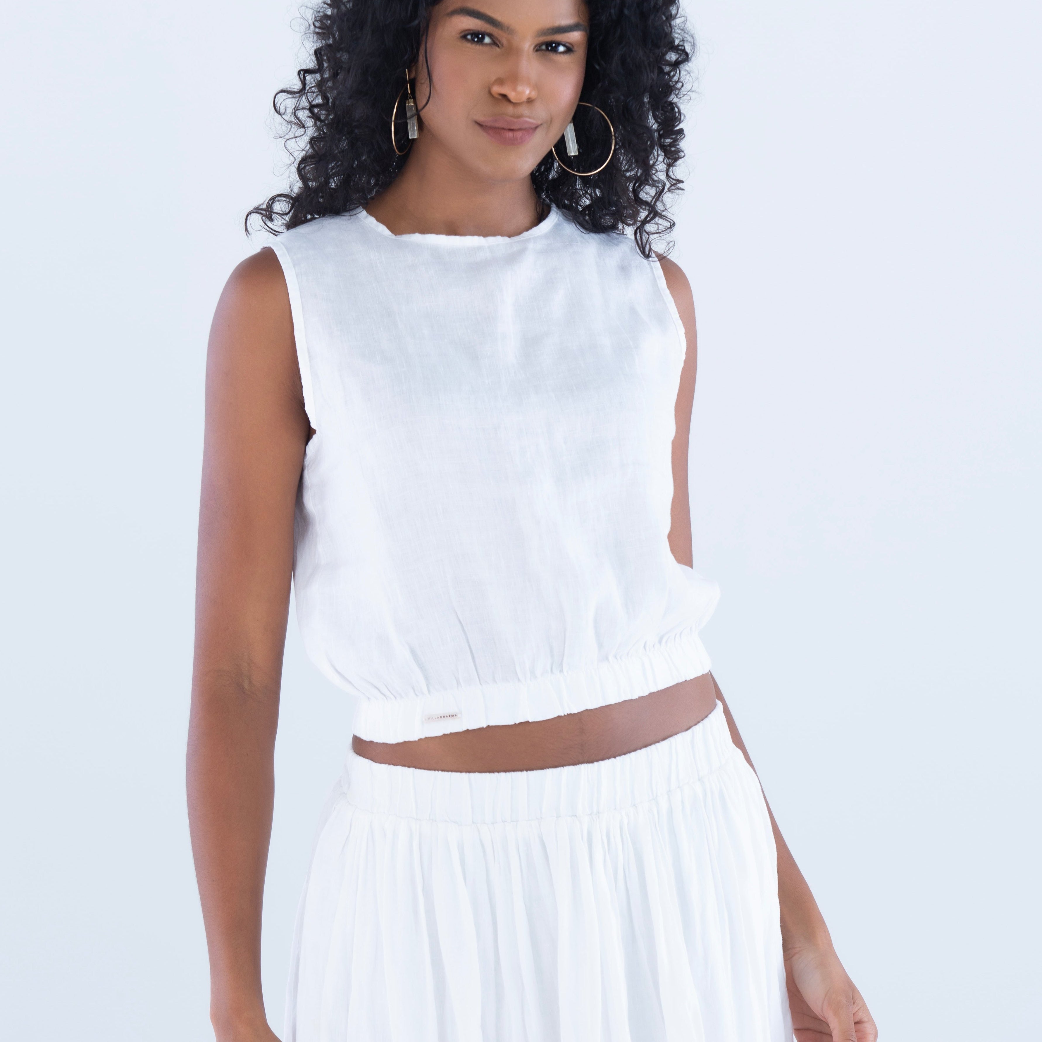Blusa-cropped-com-elastico-na-cintura-e-saia-em-Linho-sustentavel-atemporal-branco-offwhite