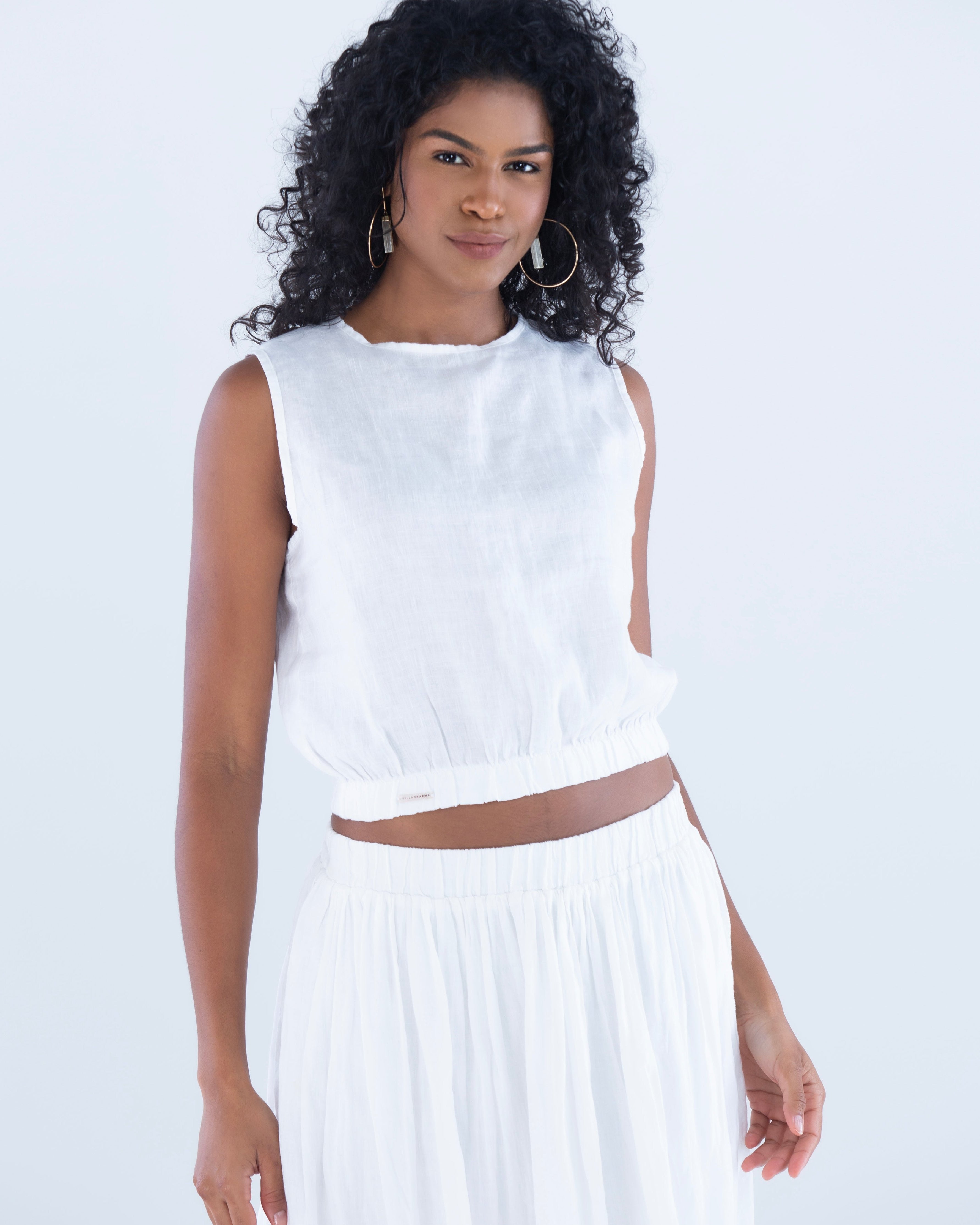 Blusa-cropped-com-elastico-na-cintura-e-saia-em-Linho-sustentavel-atemporal-branco-offwhite