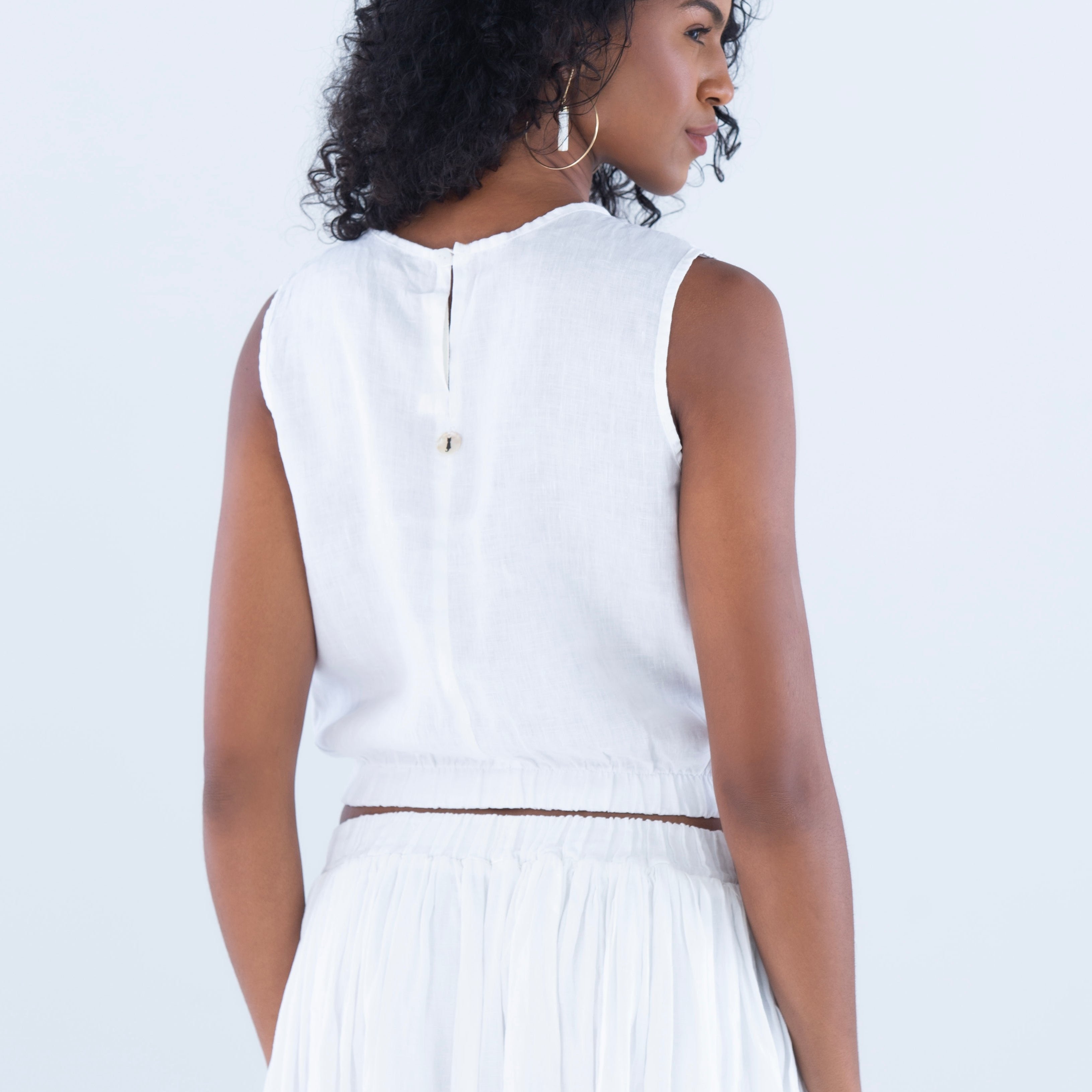 Blusa-cropped-com-elastico-na-cintura-e-saia-em-Linho-sustentavel-atemporal-branco-offwhite