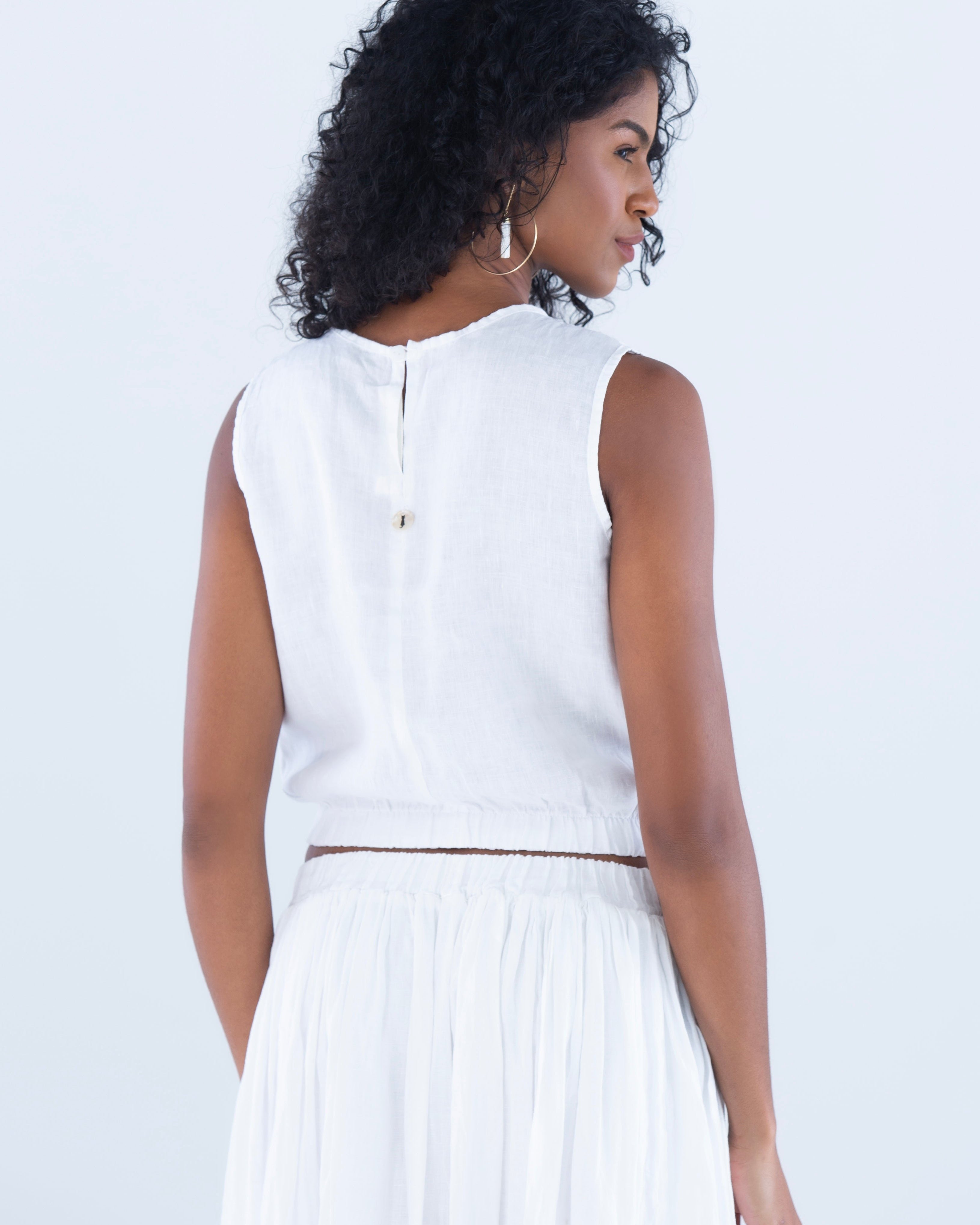 Blusa-cropped-com-elastico-na-cintura-e-saia-em-Linho-sustentavel-atemporal-branco-offwhite