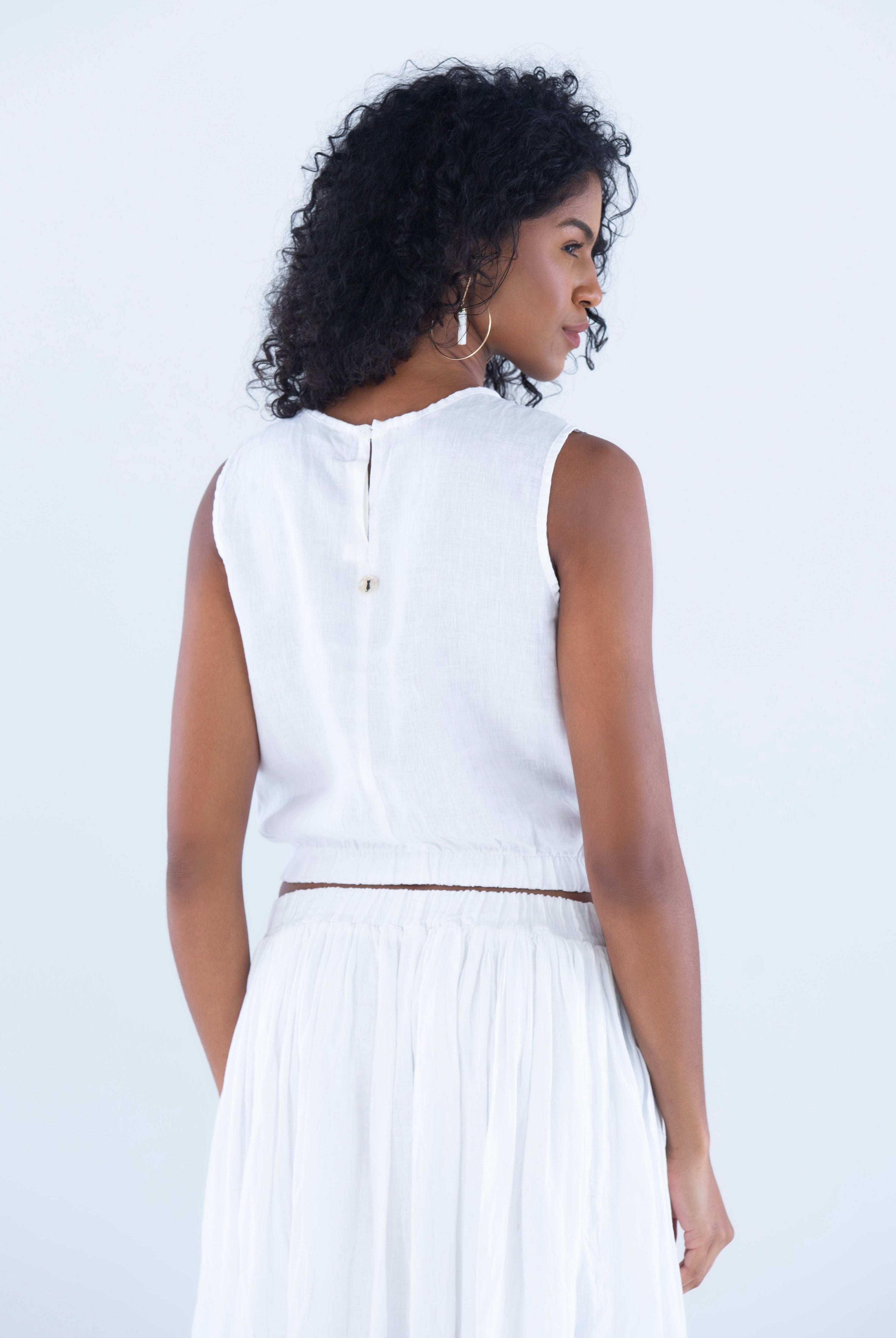 Blusa-cropped-com-elastico-na-cintura-e-saia-em-Linho-sustentavel-atemporal-branco-offwhite