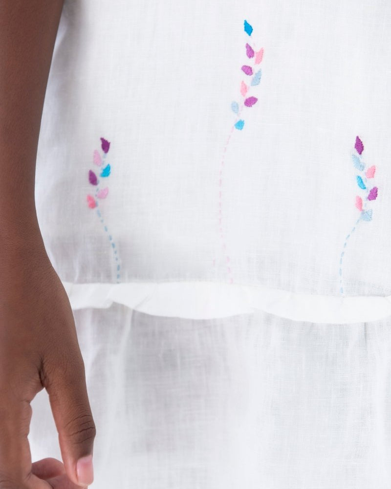 Vestido Infantil com Bordado em Linho CRIAR - Villa Dharma Rouparia Consciente