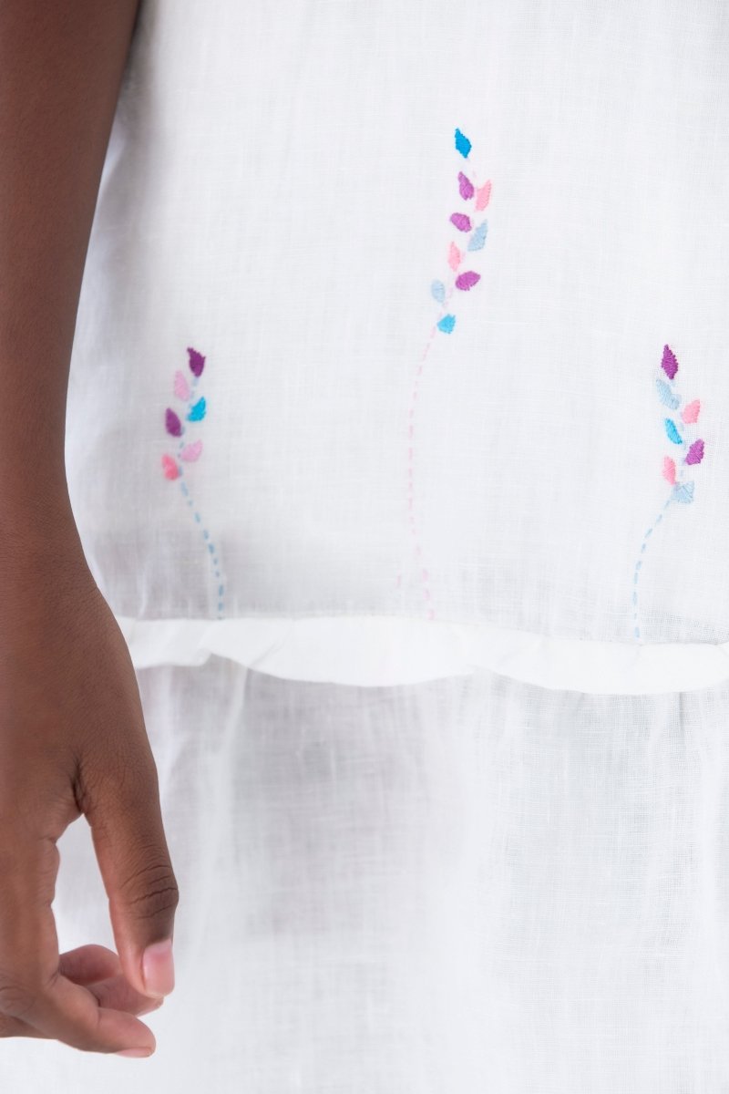 Vestido Infantil com Bordado em Linho CRIAR - Villa Dharma Rouparia Consciente