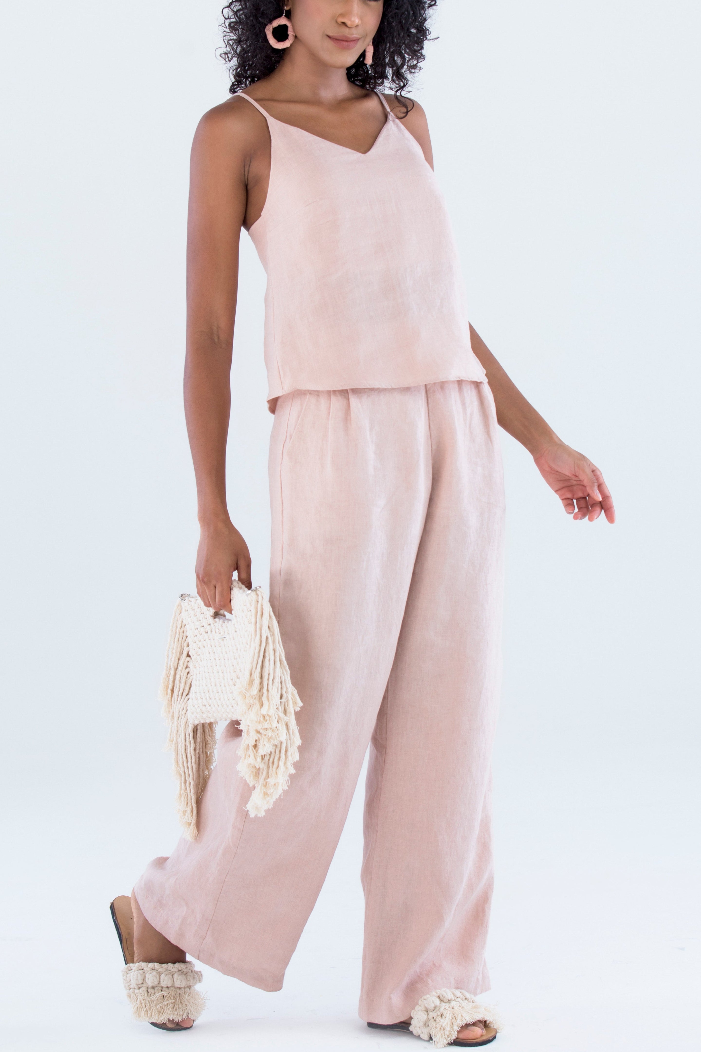 blusa-de-alcas-finas-decote-v-e-calca-em-linho-atemporal-rosa