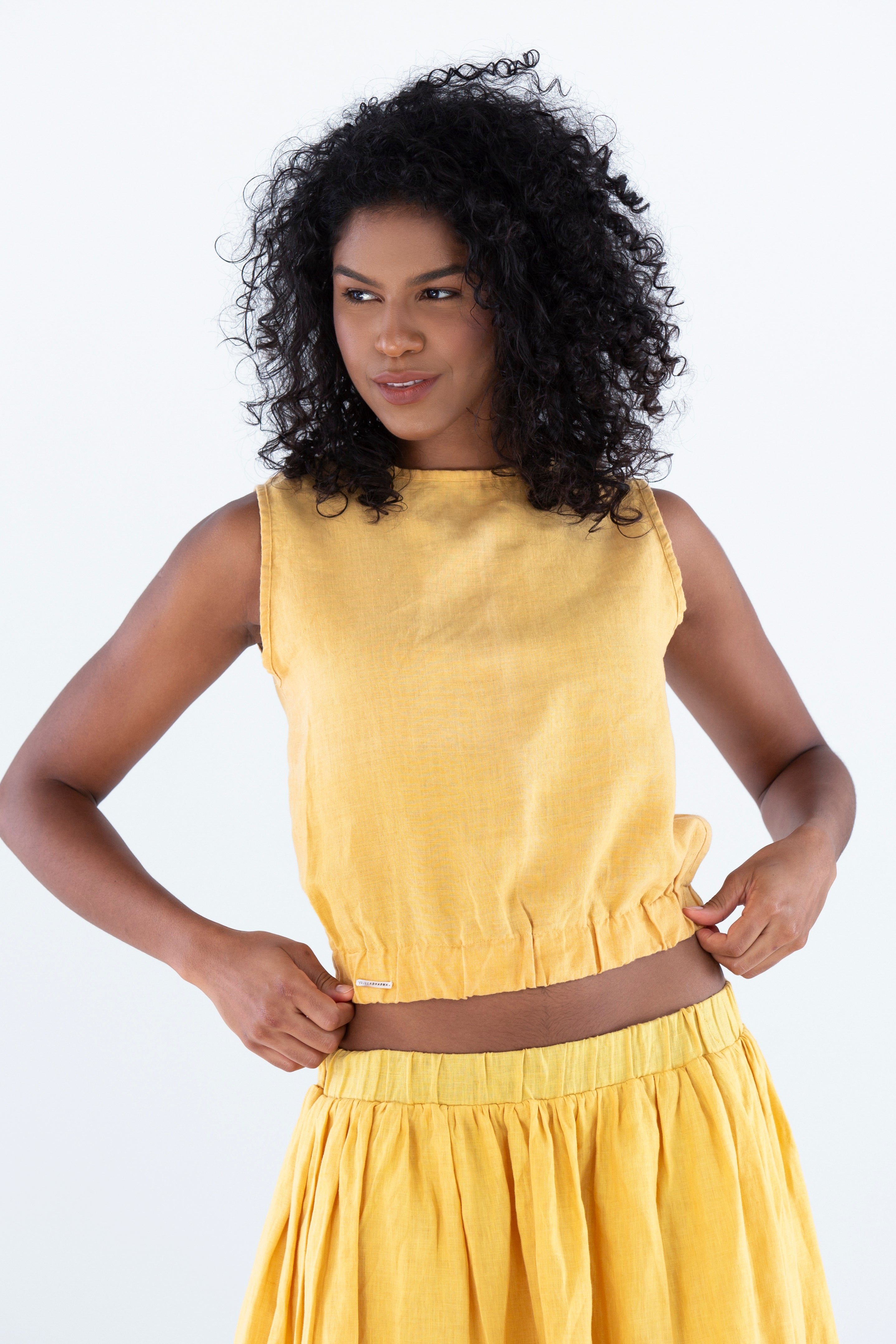 Blusa-cropped-com-elastico-na-cintura-em-Linho-sustentavel-atemporal-amarela