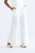 calca-pantalona-alfaitaria-feminina-sustentavel-e-atemporal-em-linho-branca-com-rasteirinha-offwhite