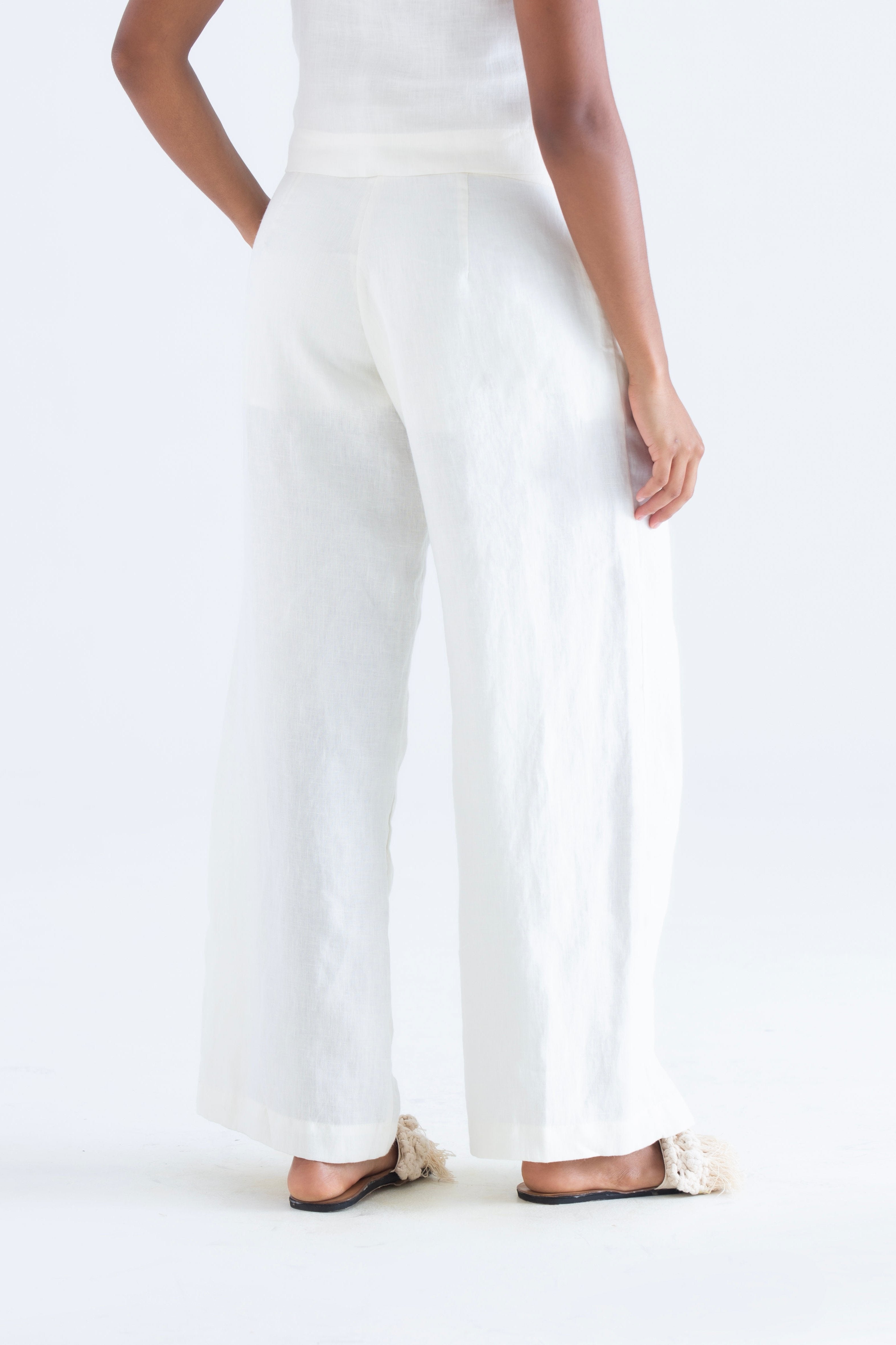 calca-pantalona-alfaitaria-feminina-sustentavel-e-atemporal-em-linho-branca-offwhite