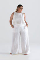 calca-pantalona-alfaitaria-e-blusa-feminina-sustentavel-e-atemporal-em-linho-branca-offwhite