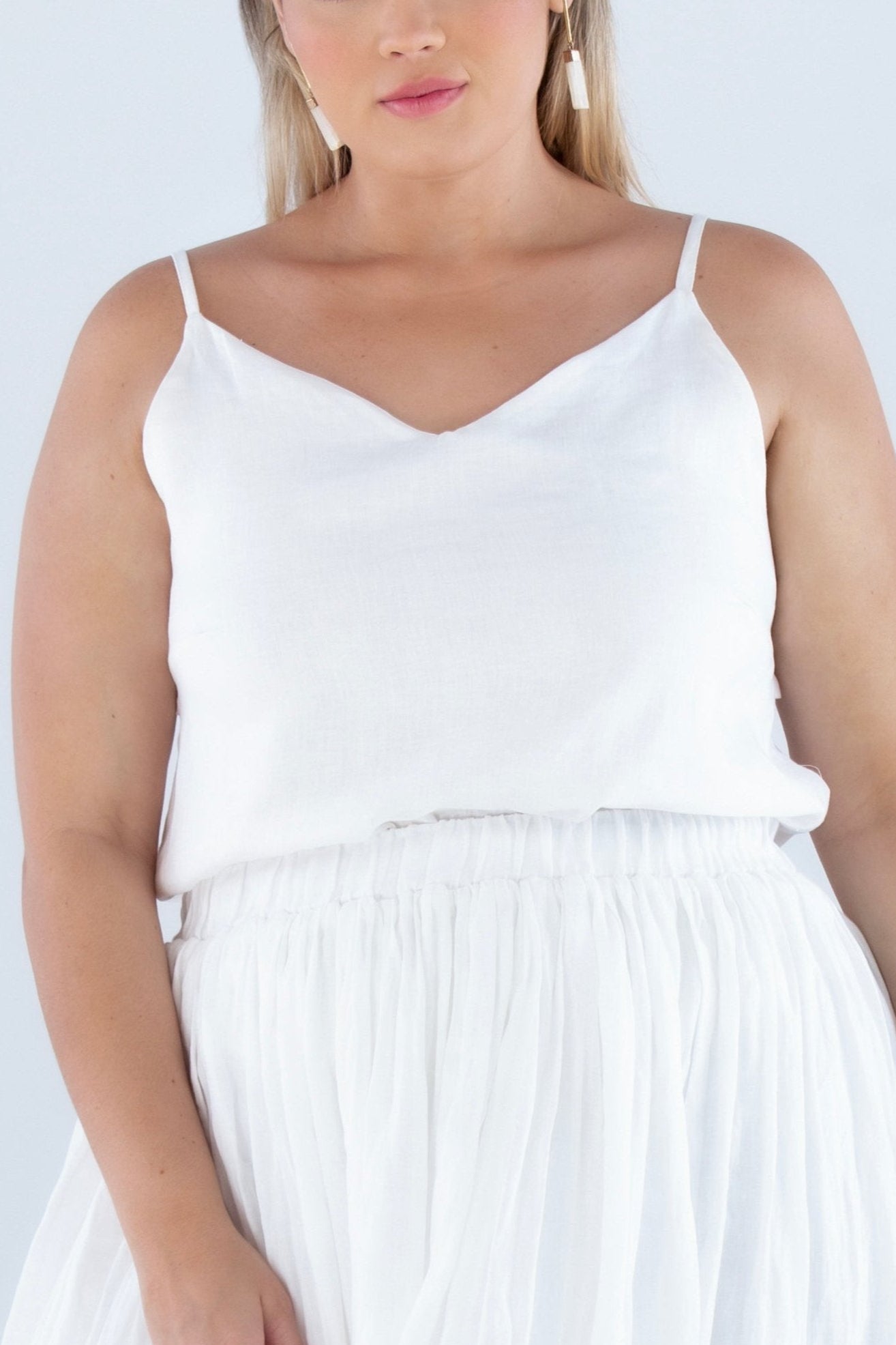 blusa-de-alcas-finas-decote-v-e-saia-longa-em-linho-atemporal-branca-offwhite