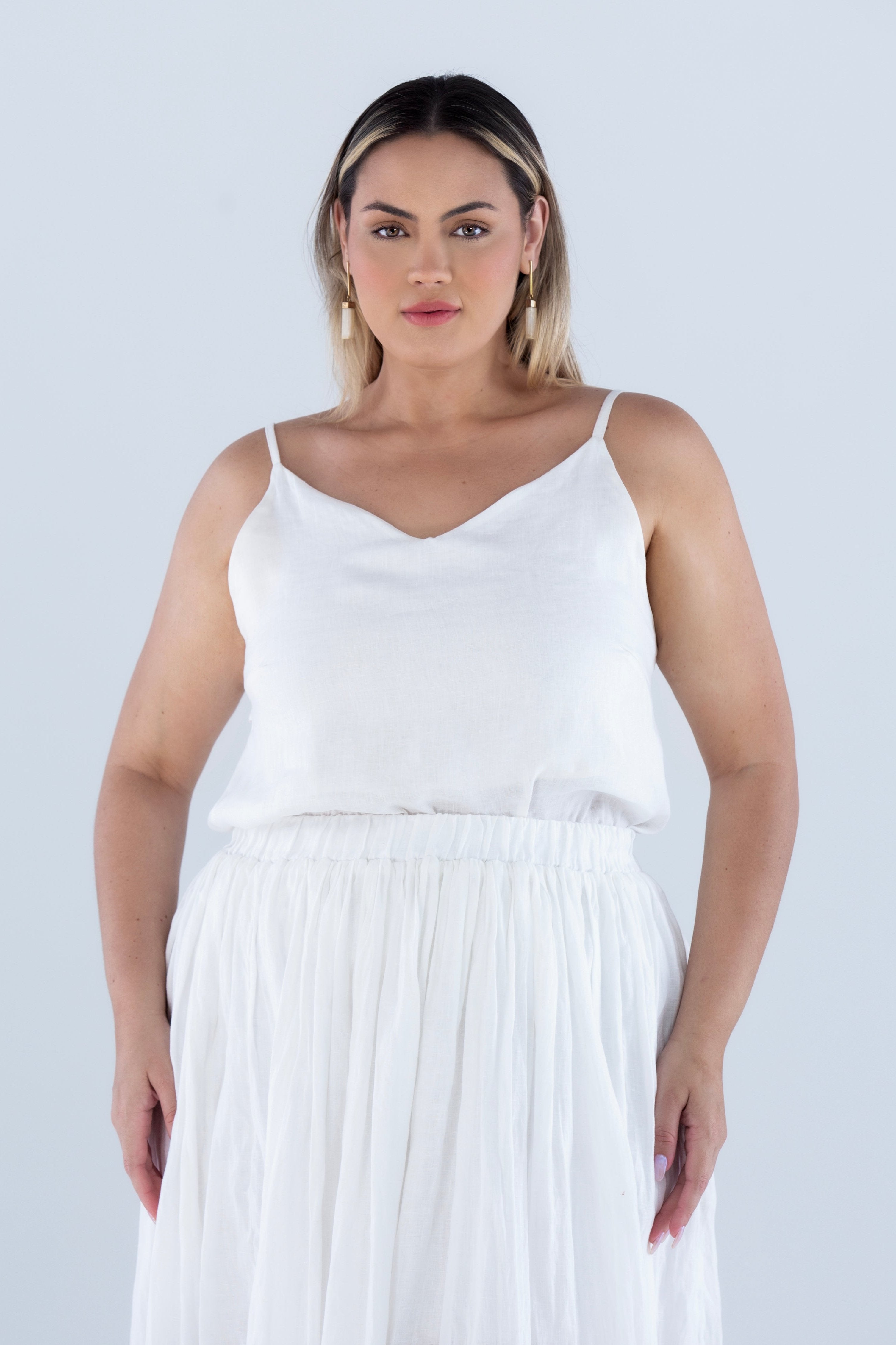 blusa-de-alcas-finas-decote-v-e-saia-longa-em-linho-atemporal-branca-offwhite