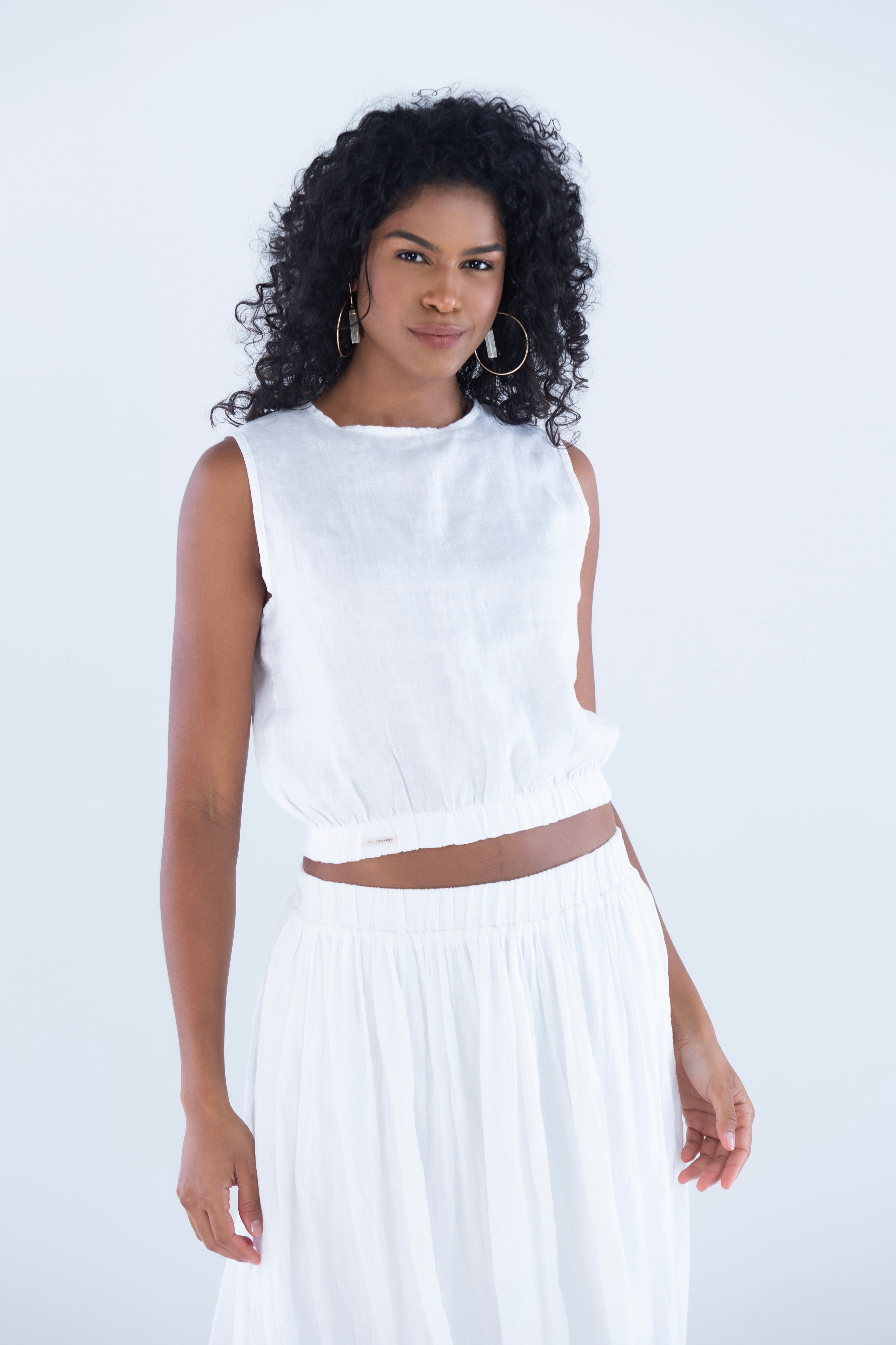 Blusa-cropped-com-elastico-na-cintura-e-saia-em-Linho-sustentavel-atemporal-branco-offwhite